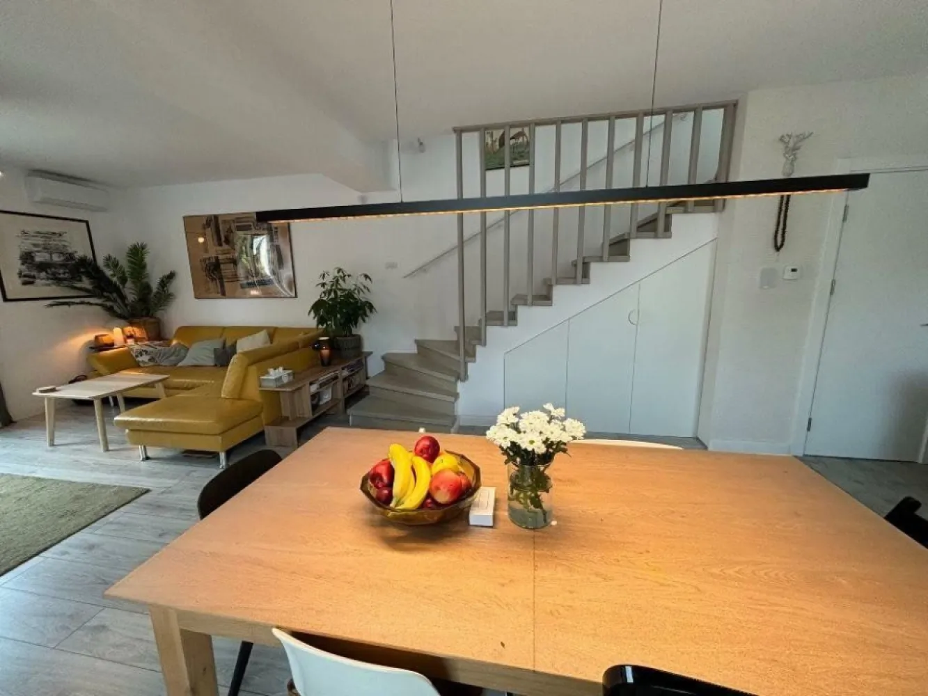Casa 4 camere Colentina Proiect Finalizat - Ansamblul rezidential este format din 10 case insiruite. Zona in care se afla este una foarte linistita, fiind o zona de case.

Foarte bine conectat de restul orasului fiind aproape de Autostrada A3 si de Tramvaiul 21.

Casa este compusa din Parter, Etaj si Mansarda, avand un total de 145mp.

Parter: Hol intrare, Bucatarie open space, Living cu acces spre curtea de 27mp si o baie de serviciu.
Etaj: 2 Dormitoare,de 18.5 si 16.5 mp. Cel mare are baie proprie, celalalt dispune de baie pe hol.
Mansarda este un spatiu luminos open space cu baie proprie si cu acces spre o terasa proprie.
Casele sunt finalizate si se vand complet finisate, deci sunt perfecte pentru cine cauta o casa gata de mutat.
 Incalzirea se face folosind o centrala pe gaz si incalzirea este in pardoseala. Geamurile sunt tripan.
Mobilierul din fotografii este cu titlu de prezentare, casele se vand nemobilate. Pretul afisat este final, nu se adauga TVA.