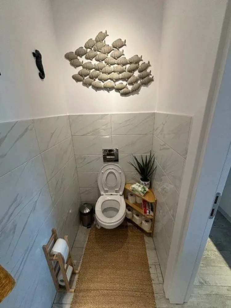 Casa 4 camere Colentina Proiect Finalizat - Ansamblul rezidential este format din 10 case insiruite. Zona in care se afla este una foarte linistita, fiind o zona de case.

Foarte bine conectat de restul orasului fiind aproape de Autostrada A3 si de Tramvaiul 21.

Casa este compusa din Parter, Etaj si Mansarda, avand un total de 145mp.

Parter: Hol intrare, Bucatarie open space, Living cu acces spre curtea de 27mp si o baie de serviciu.
Etaj: 2 Dormitoare,de 18.5 si 16.5 mp. Cel mare are baie proprie, celalalt dispune de baie pe hol.
Mansarda este un spatiu luminos open space cu baie proprie si cu acces spre o terasa proprie.
Casele sunt finalizate si se vand complet finisate, deci sunt perfecte pentru cine cauta o casa gata de mutat.
 Incalzirea se face folosind o centrala pe gaz si incalzirea este in pardoseala. Geamurile sunt tripan.
Mobilierul din fotografii este cu titlu de prezentare, casele se vand nemobilate. Pretul afisat este final, nu se adauga TVA.