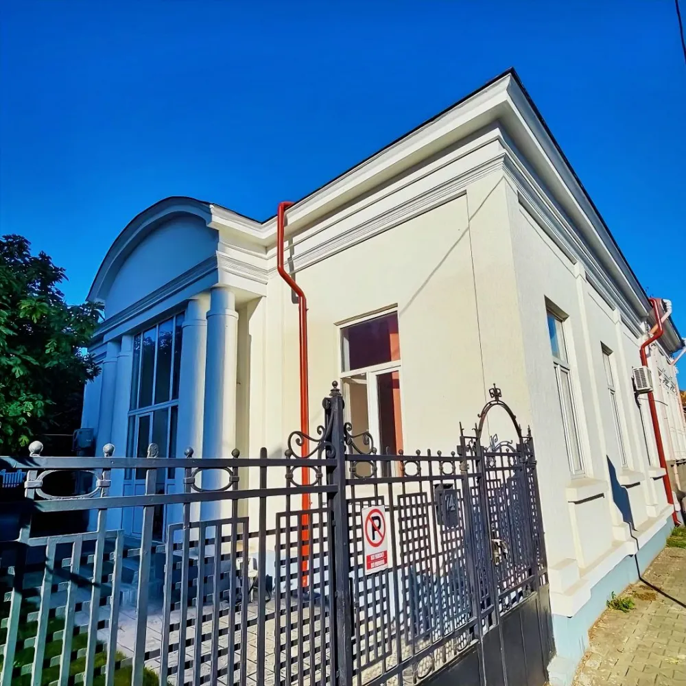 Casă de vânzare zona Uniriii - Casă 144mp supr.utila,162 supr.construita,curte 177 mp,stradal,5camere pe hol plus 2 la etaj,pod inalt, pivniță,servitute de trecere cu piciorul pt.vecinul din fundul curții.