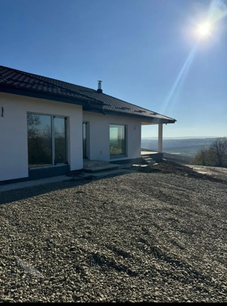 Vând casă Rediu langa padure - Casa independenta energetic, construcție an 2024, cărămidă, suprafață teren 1170mp, langa padure, fara posibilitatea de a apărea alte construcții, cu un View superb.
- suprafață teren -1170mp
- suprafață constr. - 250mp
- suprafață utilă cu terasa- 187mp
- sup utilă casa 120mp, terasa 37mp, garaj 30 mp
- living, 3 dormitoare, bucătărie, 2 bai , 1 dressing
- panouri fotovoltaice 10kw trifazat
- pompa căldură
- put forat 
- fosa septica
- încălzire în pardoseală
- bai, terasa, etc - travertin
- tâmplărie salamander
- șemineu
- uși interior lemn
- termosistem 10cm
- casa se vinde cu curtea amenajata
Motivul vânzării - relocare la București 
Pentru detalii 07******21