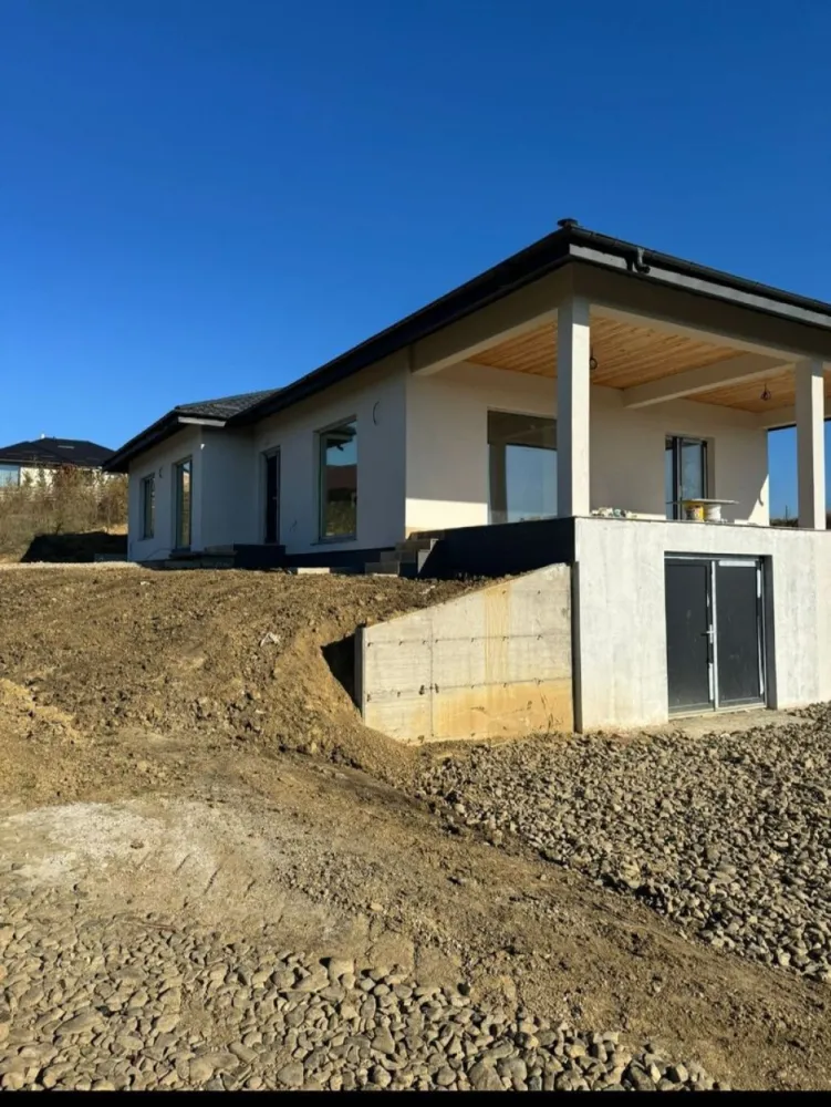 Vând casă Rediu langa padure - Casa independenta energetic, construcție an 2024, cărămidă, suprafață teren 1170mp, langa padure, fara posibilitatea de a apărea alte construcții, cu un View superb.
- suprafață teren -1170mp
- suprafață constr. - 250mp
- suprafață utilă cu terasa- 187mp
- sup utilă casa 120mp, terasa 37mp, garaj 30 mp
- living, 3 dormitoare, bucătărie, 2 bai , 1 dressing
- panouri fotovoltaice 10kw trifazat
- pompa căldură
- put forat 
- fosa septica
- încălzire în pardoseală
- bai, terasa, etc - travertin
- tâmplărie salamander
- șemineu
- uși interior lemn
- termosistem 10cm
- casa se vinde cu curtea amenajata
Motivul vânzării - relocare la București 
Pentru detalii 07******21