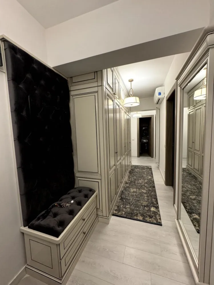 21 Residence - 3 camere - BLOC NOU - parcare subterana - Vând apartament decomandat cu 3 camere, situat în complexul rezidențial 21 Residence, pe Bulevardul Iuliu Maniu, în zona Lujerului. Apartamentul se află la doar 7-8 minute de mers pe jos de stația de metrou Lujerului și este excelent conectat la rețeaua de transport public. În imediata apropiere se găsesc instituții de învățământ, clădiri de birouri, centre comerciale și parcuri.
Imobilul este situat la parter într-un bloc cu regim de înălțime P+11, finalizat în anul 2018, având o suprafață utila de 77.75 mp + balconul de 4.19 mp.
Apartamentul se preda mobilat și utilat complet, după cum se poate observa și din poze. 
Apartamentul este mobilat cu piese de calitate superioară de la Mobexpert, îmbinând stilul modern cu durabilitatea materialelor. În dormitoare și living, mobilierul include elemente parțial din lemn masiv, iar pe hol este un dressing încăpător realizat integral din lemn masiv. Mobila din băi este, de asemenea, din lemn masiv, oferind un aspect elegant și rezistent. Bucătăria este complet mobilată cu piese din MDF, asigurând un design modern și funcțional. În living, canapea CHESTERFIELD achiziționată de la MOBEXPERT cu 3 locuri. 
Pereții interiori sunt construiți din cărămidă, nu din rigips, oferind o izolație superioară și durabilitate sporită.
Imobilul dispune de centrala termica cu încălzire prin calorifere.
Imobilul dispune și de un loc de parcare subteran.
Disponibilitate de vanzare imediata.
Pentru mai multe detalii mă puteți contacta la numărul de telefon din anunt.