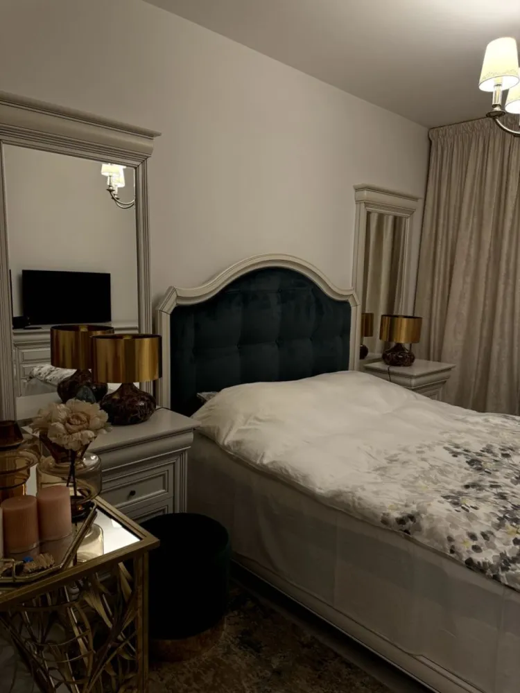 21 Residence - 3 camere - BLOC NOU - parcare subterana - Vând apartament decomandat cu 3 camere, situat în complexul rezidențial 21 Residence, pe Bulevardul Iuliu Maniu, în zona Lujerului. Apartamentul se află la doar 7-8 minute de mers pe jos de stația de metrou Lujerului și este excelent conectat la rețeaua de transport public. În imediata apropiere se găsesc instituții de învățământ, clădiri de birouri, centre comerciale și parcuri.
Imobilul este situat la parter într-un bloc cu regim de înălțime P+11, finalizat în anul 2018, având o suprafață utila de 77.75 mp + balconul de 4.19 mp.
Apartamentul se preda mobilat și utilat complet, după cum se poate observa și din poze. 
Apartamentul este mobilat cu piese de calitate superioară de la Mobexpert, îmbinând stilul modern cu durabilitatea materialelor. În dormitoare și living, mobilierul include elemente parțial din lemn masiv, iar pe hol este un dressing încăpător realizat integral din lemn masiv. Mobila din băi este, de asemenea, din lemn masiv, oferind un aspect elegant și rezistent. Bucătăria este complet mobilată cu piese din MDF, asigurând un design modern și funcțional. În living, canapea CHESTERFIELD achiziționată de la MOBEXPERT cu 3 locuri. 
Pereții interiori sunt construiți din cărămidă, nu din rigips, oferind o izolație superioară și durabilitate sporită.
Imobilul dispune de centrala termica cu încălzire prin calorifere.
Imobilul dispune și de un loc de parcare subteran.
Disponibilitate de vanzare imediata.
Pentru mai multe detalii mă puteți contacta la numărul de telefon din anunt.
