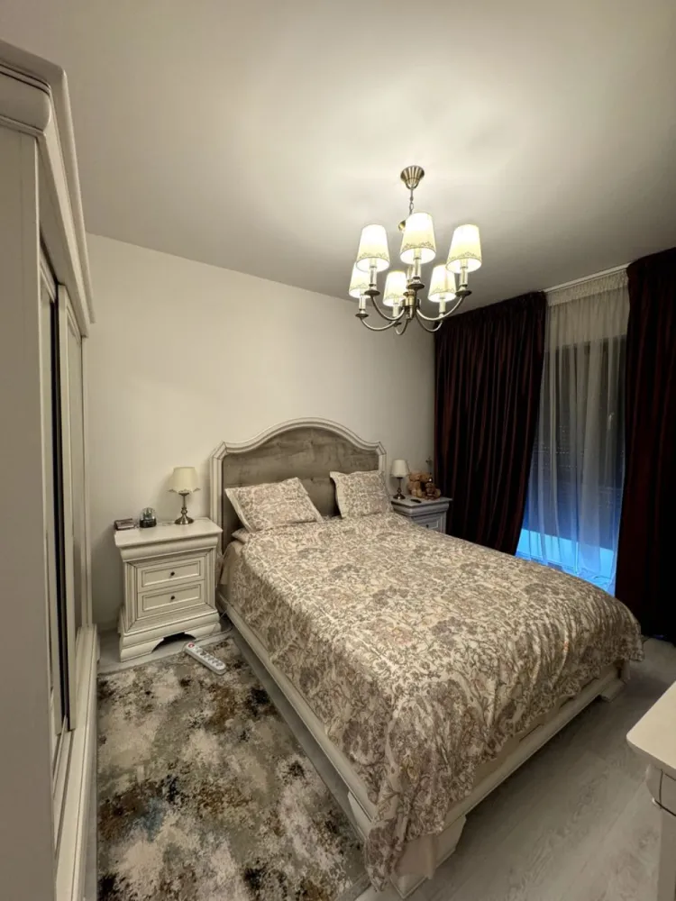 21 Residence - 3 camere - BLOC NOU - parcare subterana - Vând apartament decomandat cu 3 camere, situat în complexul rezidențial 21 Residence, pe Bulevardul Iuliu Maniu, în zona Lujerului. Apartamentul se află la doar 7-8 minute de mers pe jos de stația de metrou Lujerului și este excelent conectat la rețeaua de transport public. În imediata apropiere se găsesc instituții de învățământ, clădiri de birouri, centre comerciale și parcuri.
Imobilul este situat la parter într-un bloc cu regim de înălțime P+11, finalizat în anul 2018, având o suprafață utila de 77.75 mp + balconul de 4.19 mp.
Apartamentul se preda mobilat și utilat complet, după cum se poate observa și din poze. 
Apartamentul este mobilat cu piese de calitate superioară de la Mobexpert, îmbinând stilul modern cu durabilitatea materialelor. În dormitoare și living, mobilierul include elemente parțial din lemn masiv, iar pe hol este un dressing încăpător realizat integral din lemn masiv. Mobila din băi este, de asemenea, din lemn masiv, oferind un aspect elegant și rezistent. Bucătăria este complet mobilată cu piese din MDF, asigurând un design modern și funcțional. În living, canapea CHESTERFIELD achiziționată de la MOBEXPERT cu 3 locuri. 
Pereții interiori sunt construiți din cărămidă, nu din rigips, oferind o izolație superioară și durabilitate sporită.
Imobilul dispune de centrala termica cu încălzire prin calorifere.
Imobilul dispune și de un loc de parcare subteran.
Disponibilitate de vanzare imediata.
Pentru mai multe detalii mă puteți contacta la numărul de telefon din anunt.