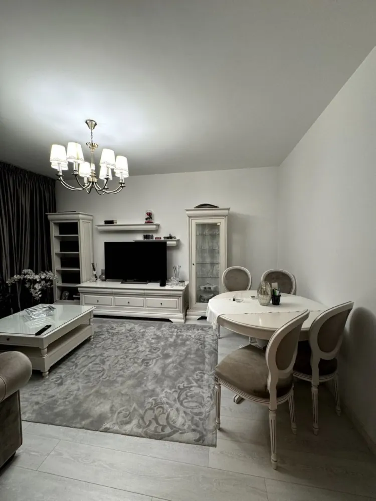 21 Residence - 3 camere - BLOC NOU - parcare subterana - Vând apartament decomandat cu 3 camere, situat în complexul rezidențial 21 Residence, pe Bulevardul Iuliu Maniu, în zona Lujerului. Apartamentul se află la doar 7-8 minute de mers pe jos de stația de metrou Lujerului și este excelent conectat la rețeaua de transport public. În imediata apropiere se găsesc instituții de învățământ, clădiri de birouri, centre comerciale și parcuri.
Imobilul este situat la parter într-un bloc cu regim de înălțime P+11, finalizat în anul 2018, având o suprafață utila de 77.75 mp + balconul de 4.19 mp.
Apartamentul se preda mobilat și utilat complet, după cum se poate observa și din poze. 
Apartamentul este mobilat cu piese de calitate superioară de la Mobexpert, îmbinând stilul modern cu durabilitatea materialelor. În dormitoare și living, mobilierul include elemente parțial din lemn masiv, iar pe hol este un dressing încăpător realizat integral din lemn masiv. Mobila din băi este, de asemenea, din lemn masiv, oferind un aspect elegant și rezistent. Bucătăria este complet mobilată cu piese din MDF, asigurând un design modern și funcțional. În living, canapea CHESTERFIELD achiziționată de la MOBEXPERT cu 3 locuri. 
Pereții interiori sunt construiți din cărămidă, nu din rigips, oferind o izolație superioară și durabilitate sporită.
Imobilul dispune de centrala termica cu încălzire prin calorifere.
Imobilul dispune și de un loc de parcare subteran.
Disponibilitate de vanzare imediata.
Pentru mai multe detalii mă puteți contacta la numărul de telefon din anunt.