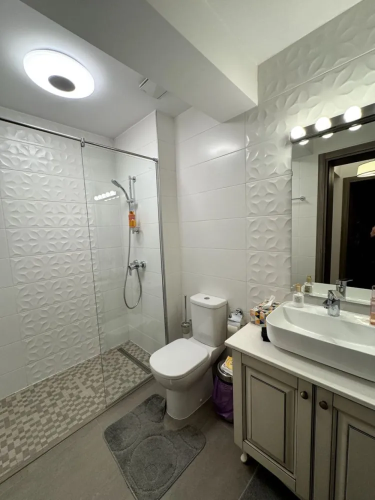21 Residence - 3 camere - BLOC NOU - parcare subterana - Vând apartament decomandat cu 3 camere, situat în complexul rezidențial 21 Residence, pe Bulevardul Iuliu Maniu, în zona Lujerului. Apartamentul se află la doar 7-8 minute de mers pe jos de stația de metrou Lujerului și este excelent conectat la rețeaua de transport public. În imediata apropiere se găsesc instituții de învățământ, clădiri de birouri, centre comerciale și parcuri.
Imobilul este situat la parter într-un bloc cu regim de înălțime P+11, finalizat în anul 2018, având o suprafață utila de 77.75 mp + balconul de 4.19 mp.
Apartamentul se preda mobilat și utilat complet, după cum se poate observa și din poze. 
Apartamentul este mobilat cu piese de calitate superioară de la Mobexpert, îmbinând stilul modern cu durabilitatea materialelor. În dormitoare și living, mobilierul include elemente parțial din lemn masiv, iar pe hol este un dressing încăpător realizat integral din lemn masiv. Mobila din băi este, de asemenea, din lemn masiv, oferind un aspect elegant și rezistent. Bucătăria este complet mobilată cu piese din MDF, asigurând un design modern și funcțional. În living, canapea CHESTERFIELD achiziționată de la MOBEXPERT cu 3 locuri. 
Pereții interiori sunt construiți din cărămidă, nu din rigips, oferind o izolație superioară și durabilitate sporită.
Imobilul dispune de centrala termica cu încălzire prin calorifere.
Imobilul dispune și de un loc de parcare subteran.
Disponibilitate de vanzare imediata.
Pentru mai multe detalii mă puteți contacta la numărul de telefon din anunt.