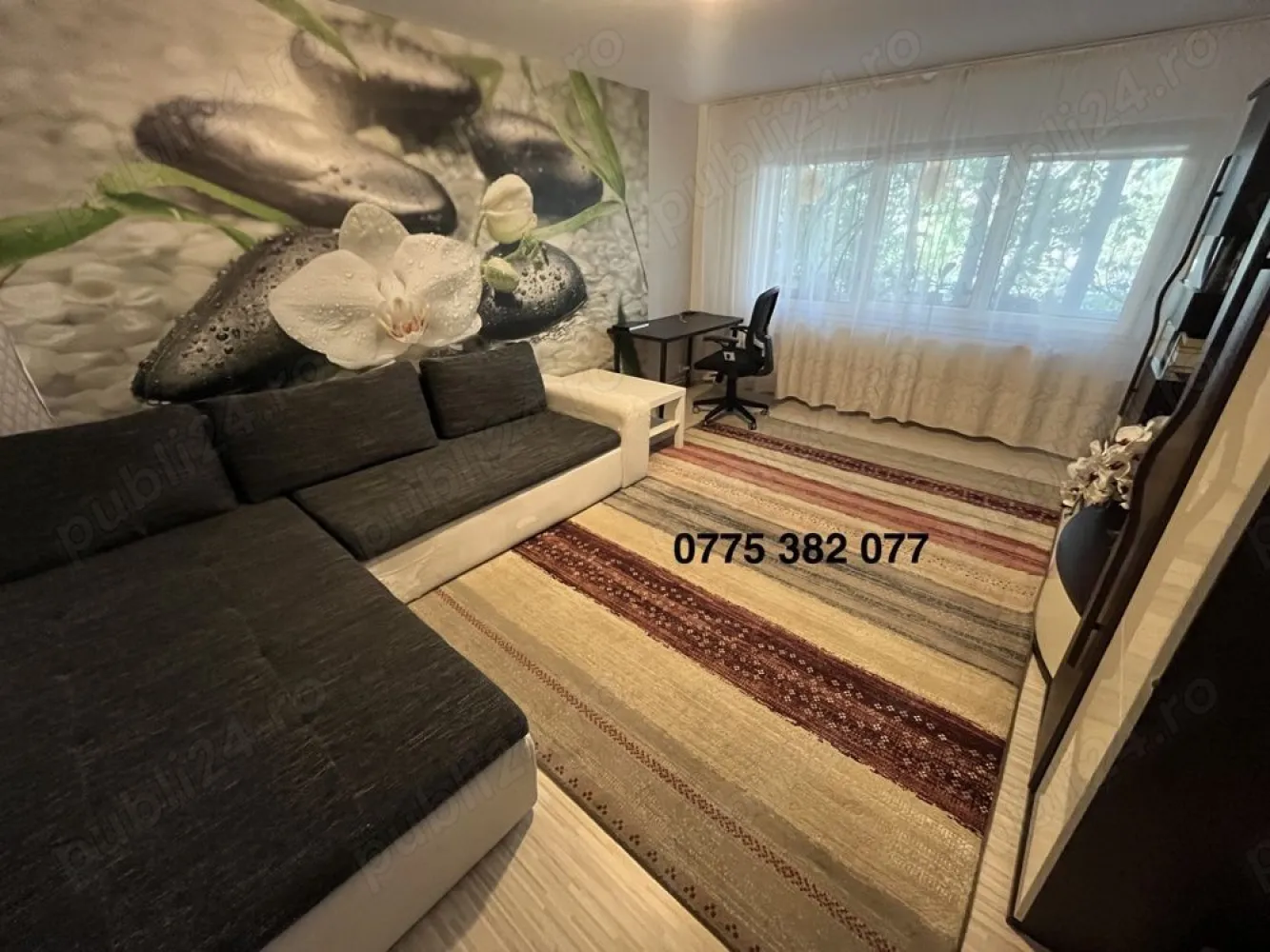 Apartament 4 camere Pridvorului langa parc, 97mp, 2 bai centrala 2 locuri parcare, izolat termic - Se vinde un apartament spatios cu 4 camere, decomandat, situat într-un bloc construit în 1987, cu o suprafață totală de 97 mp, inclusiv balconul închis.

Apartamentul are două băi: una dotată cu cadă și alta cu duș. Este izolat termic cu polistiren grafitat și a trecut printr-un proces de renovare completa în urmă cu 9 ani, când s-au schimbat instalatia electrică și țevile. Dispune de centrală individuală pe gaz Viessmann și un aer condiționat aproape nou, masina de spalat Samsung, masina de spalat vase, frigider.

Situat într-o locație de vis, alăturat parcului Lumea Copiilor, beneficiază de un mediu liniștit, înconjurat de multă verdeață și copaci. Vis-a-vis de bloc este o intrare secundară în parc, la 5 minute distanță de Sun Plaza și în imediata apropiere a Deltei Vacărești (Str. Pridvorului nr. 19).

Sunt disponibile două locuri de parcare la primărie, precum și un spațiu destinat depozitării bicicletelor în uscătoria scării. În plus, apartamentul dispune si de o boxă.

Scara blocului este curată și are vecini civilizați. Apartamentul se vinde mobilat și utilat, motivul vânzării fiind construirea unei case în apropiere.

Colaborez cu agentii doar in limita a 2000 euro.