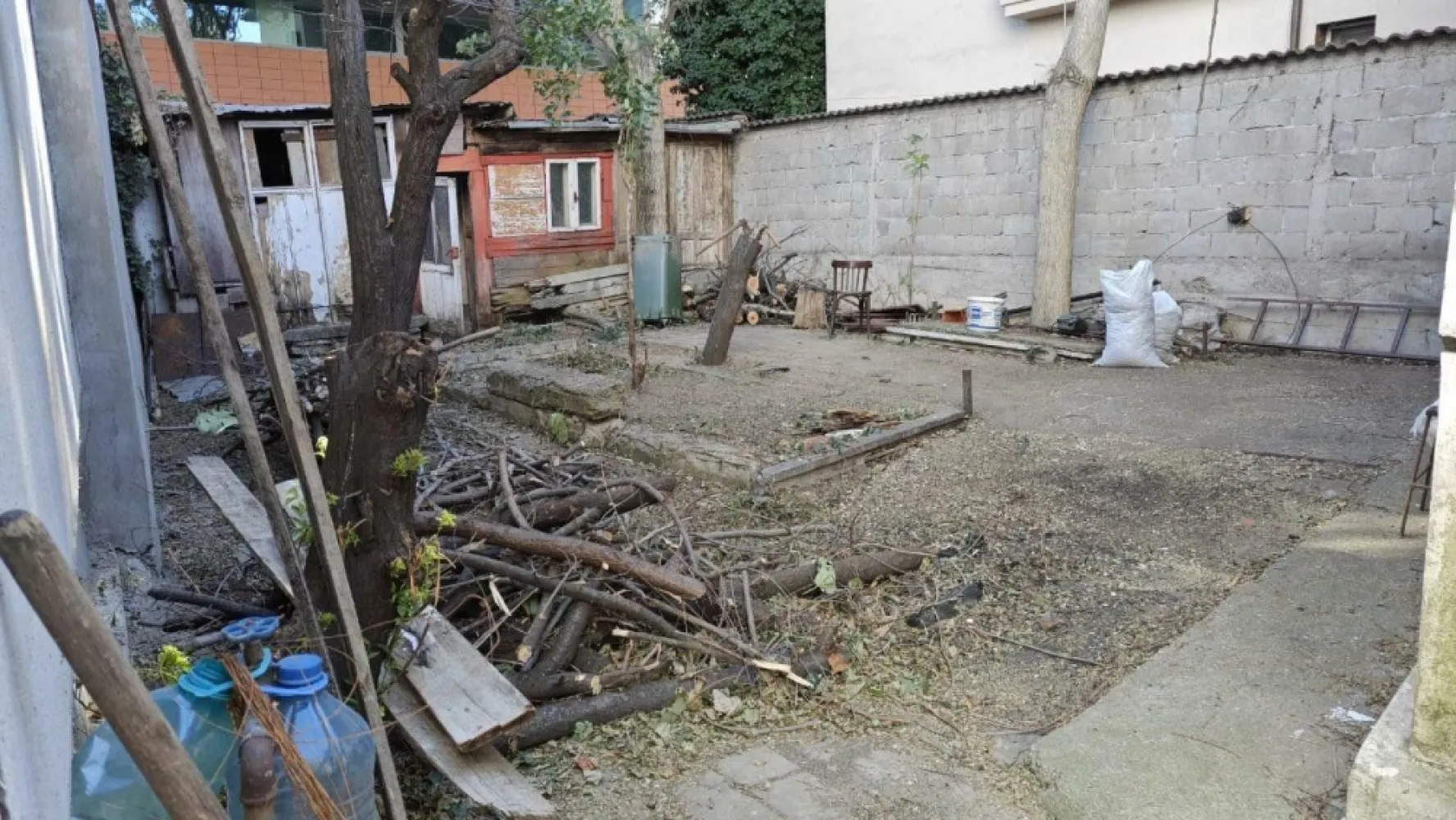 Teren 293 mp si casa 94 mp, doar acces pietonal - Teren 293 mp cu casa veche 94 mp, in planul 2 de la str Ceasornicului, cu acces doar pietonal, pe o alee din str Ceasornicului. Forma usor trapezoidala, dimensiuni in planul atasat.
Adresa str Ceasornicului 12A
Urbanistic zona L1A POT 45% CUT max 1,57, casa veche este P+Pod.
Pretul este mai mic decat pretul zonei si decat valoarea din grila notariala din cauza lipsei accesului auto.