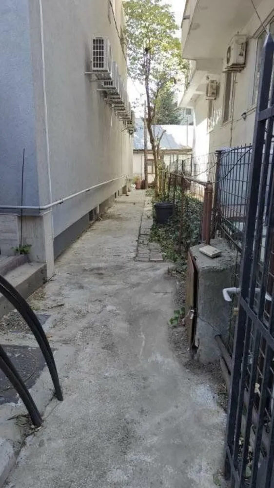 Teren 293 mp si casa 94 mp, doar acces pietonal - Teren 293 mp cu casa veche 94 mp, in planul 2 de la str Ceasornicului, cu acces doar pietonal, pe o alee din str Ceasornicului. Forma usor trapezoidala, dimensiuni in planul atasat.
Adresa str Ceasornicului 12A
Urbanistic zona L1A POT 45% CUT max 1,57, casa veche este P+Pod.
Pretul este mai mic decat pretul zonei si decat valoarea din grila notariala din cauza lipsei accesului auto.