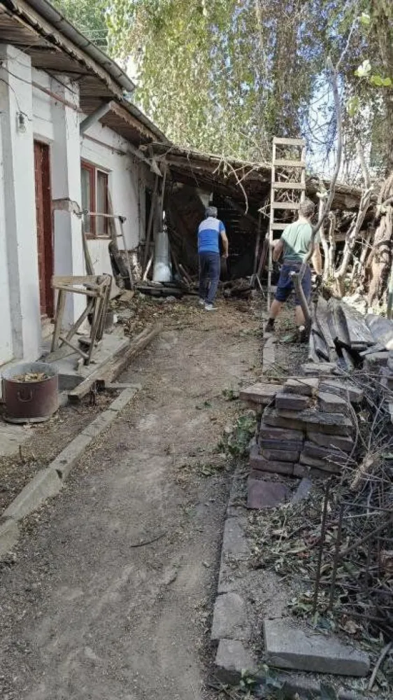 Teren 293 mp si casa 94 mp, doar acces pietonal - Teren 293 mp cu casa veche 94 mp, in planul 2 de la str Ceasornicului, cu acces doar pietonal, pe o alee din str Ceasornicului. Forma usor trapezoidala, dimensiuni in planul atasat.
Adresa str Ceasornicului 12A
Urbanistic zona L1A POT 45% CUT max 1,57, casa veche este P+Pod.
Pretul este mai mic decat pretul zonei si decat valoarea din grila notariala din cauza lipsei accesului auto.