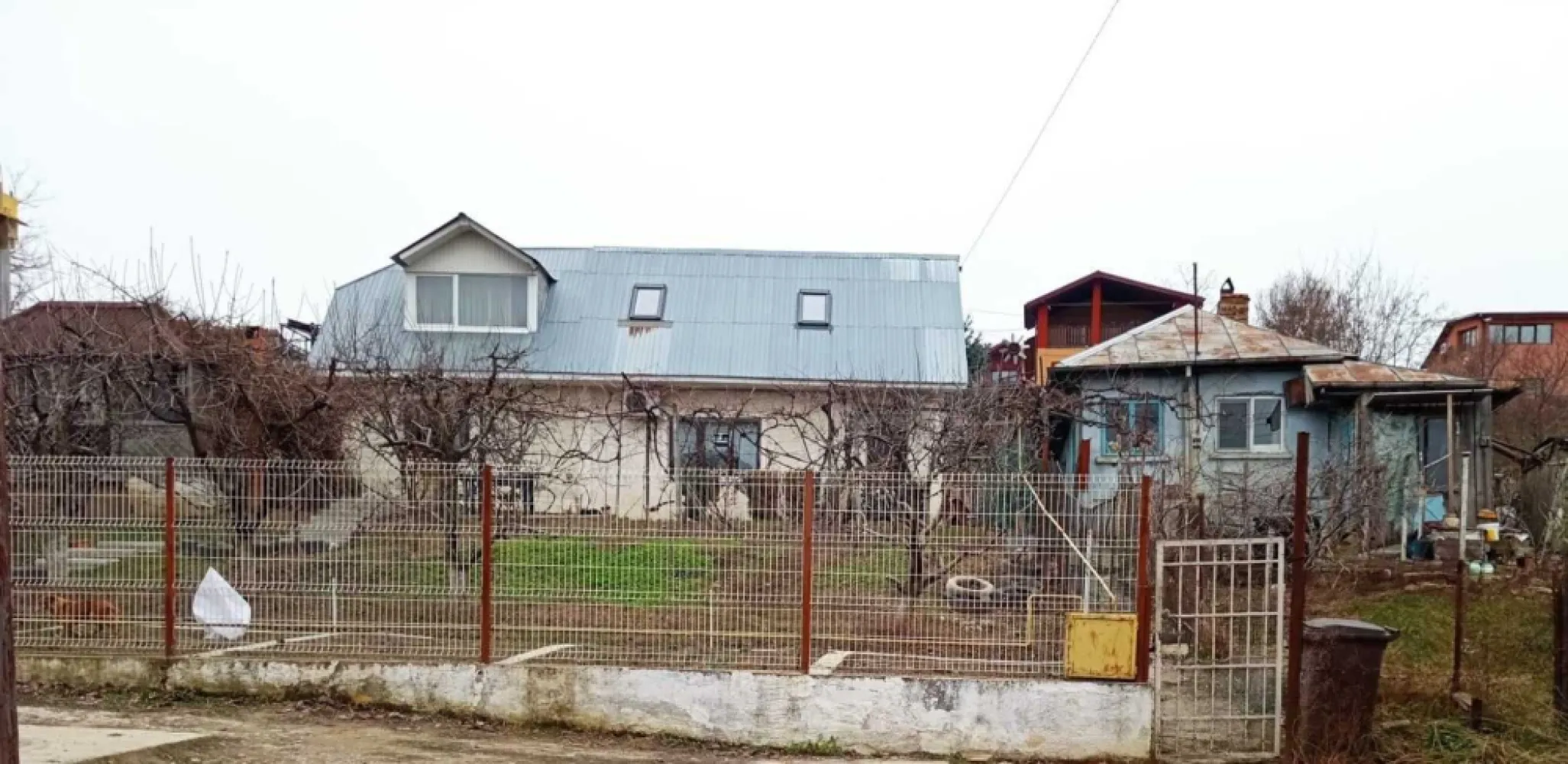 Casa si teren Pacurari (Iasi) - Gradina Botanica - Persoană fizică vând proprietate intravilan, intabulata, în Iași, la 800 metri de Piata Păcurari și 300 metri de intrarea în Gradina Botanica cu suprafața totală de 721 mp. Aceasta este compusa din:
- casa P+M de 116 mp, racordata la toate utilitățile (curent, apă, gaz, canalizare stradală, internet, tv), garaj, beci, foișor, magazie. La parter este compusa din living cu bucătărie, 2 camere, 2 holuri si 1 baie, iar la mansarda se afla 2 camere si 1 baie;
- casa batraneasca 73 mp intabulata cu posibilitate de racordare la utilități;
- gradina cu vie, pomi fructiferi, legume.
Zona este foarte liniștită și înconjurată de natură (intr-o latura a proprietatii este Gradina Botanica), proprietatea oferind astfel numeroase oportunități de dezvoltare.
Prețul întregii proprietati este de 199.900 euro (ușor) negociabil. Informații suplimentare la nr. 0756 580 883.