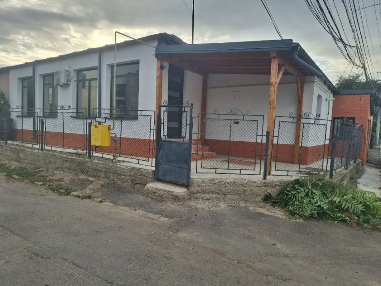 Casa de vanzare Sararie - Copou - Casa 4 camere (duplex - 1 perete comun) 
- cartier Sararie - str. Oituz nr. 1
-suprafata interioara utila 85m2 (construita 110 m2)
-suprafata teren 147 m2 (inclusiv casa)
-constructie integrala din caramida
-renovata interior/exterior
-izolatie exterioara, termopane, aer conditionat, incalzire pardoseala, mobilata partial 
-toate utilitatile
-disponibila imediat
-se accepta doar plata cash, fara schimburi
-pret: 170.000 Euro
-T: 0743 _ 050448