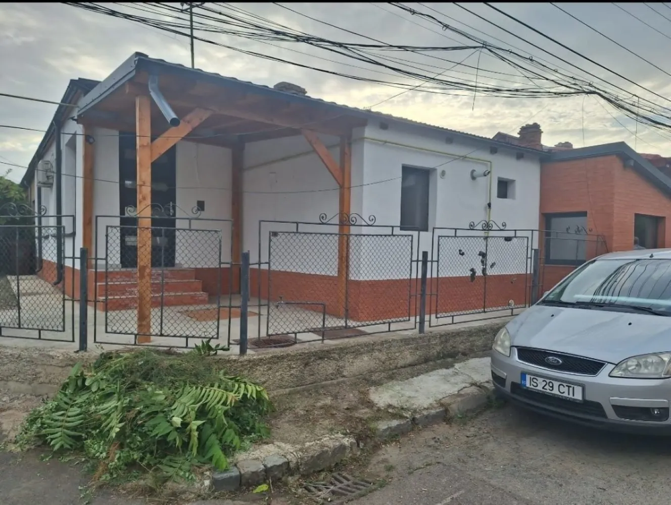 Casa de vanzare Sararie - Copou - Casa 4 camere (duplex - 1 perete comun) 
- cartier Sararie - str. Oituz nr. 1
-suprafata interioara utila 85m2 (construita 110 m2)
-suprafata teren 147 m2 (inclusiv casa)
-constructie integrala din caramida
-renovata interior/exterior
-izolatie exterioara, termopane, aer conditionat, incalzire pardoseala, mobilata partial 
-toate utilitatile
-disponibila imediat
-se accepta doar plata cash, fara schimburi
-pret: 170.000 Euro
-T: 0743 _ 050448