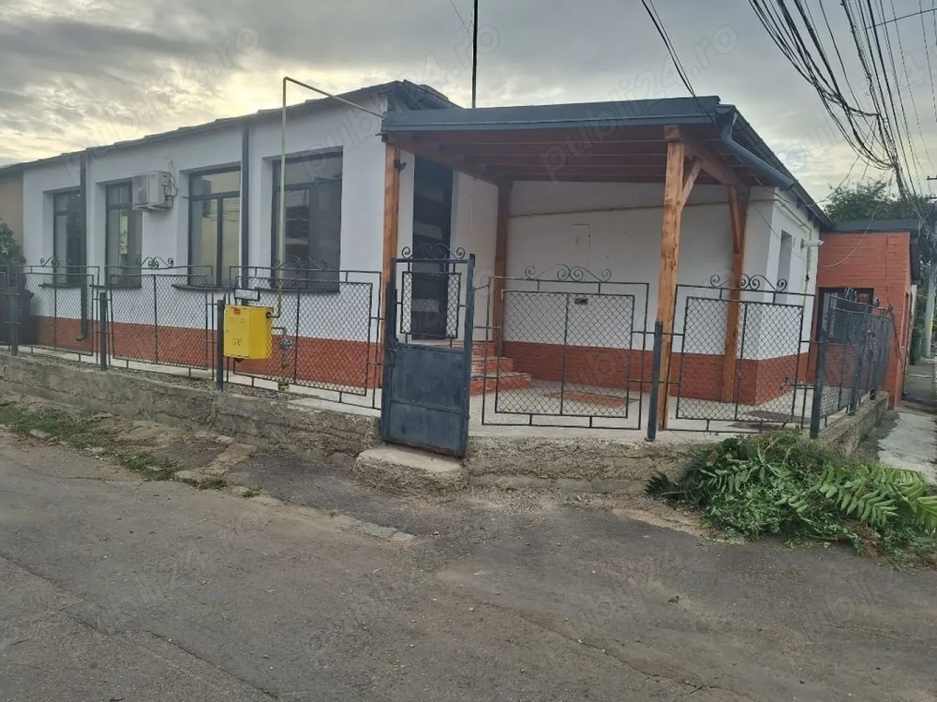 BRASADAS vinde casa 4 cam Sararie - Copou. - Agenția imobiliara BRASADAS vinde casa 4 camere (duplex - 1 perete comun) -cartier Sararie - str. Oituz nr. 1
-suprafata 85m + 115m teren adiacent
-constructie integrala din caramida
-renovata interior exterior
-izolatie exterioara, termopane, aer conditionat, incalzire pardoseala, mobilata partial 
-toate utilitatile
-disponibila imediat
-se accepta doar plata cash, fara schimburi.