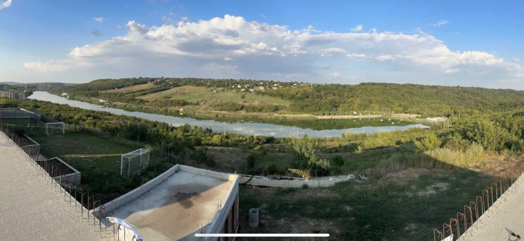 Casa la Rosu, Moara de Vant, Spital Regional, AirBnb, Investitie, Iasi - De vanzare casa la rosu Iasi, Str.Moara de Vant, nr.415D , 880 mp teren intravilan. adresa de Iasi
Vedere Panoramica si datorita diferentei de nivel, loturile de mai jos nu va pot lua vederea

Se vinde in stadiul in care este. Pretul nu este negociabil. Am bagat 300k inainte de cresteri, acum numai pretul la un lot de langa, de aceeasi marime e 110k+ euro.

La ora de varf este la
cateva minute de Noul Spital Regional
la 5 minute de aeroport
la 10 minute de Palas.

Vedere Panoramica
Autorizatie de Construire valabila pana 13.07.2025
Toate utilitatile
Curent Trifazic
Put Fantana 40 metri adancime
10 Piloti la 10 metri adancime in partea de jos a casei
Gol de lift ce se poate astupa daca nu vreti lift.
2 cai de acces cu cota parte- drum privat cu bariera pe ambele parti. ( partea de jos coboara spre Brizo, partea de sus spre spitalul de urgenta )

demisol:
170 mp2 construit
144 utili
80 terasa
bucatarie openspace + living
birou
camera servere complet in pamant... merge ca si panic room

parter:
203 construit
132 util
32 terasa
garaj pentru 2 masini

dormitor matrimonial cu 2 bai si 2 dressing-uri
2 dormitoare fiecare cu dressing propriu si cu O (1) baie pe hol ( se poate transforma un dressing in a 2-a baie ca sa aibe fiecare camera baia proprie)

mansarda:
160 construit ( pe proiect )
119 util ( pe proiect )
30 terasa ( pe proiect )

cladire piscina: ( gandita pt canal de inot
62 construit
50 utili
cladire camera tehnica :
28 construit
22 util

3 corpuri
467 total utili (mansarda nu e construita inca, doar placa turnata)
348 construit utili acum

S-ar preta ca si investitie pentru AIRBnb Booking
Demisol bucatarie si living open space.
Parter 3 garsoniere cu baie proprie
Mansarda 4 Garsoniere cu baie proprie din care 3 cu balcon.
Cladirea cu piscina poate fi pastrata ca si piscina sau transformata intr-un apartament de 50 mp2.

Sau Recompartimentat si transformat in 4 apartamente ( 1 per etaj + 1 in loc de piscina )
Clinica, Azil etc.

Pret 299.999 euro
Direct Proprietar

Pretul NU ESTE NEGOCIABIL!
Motivul vanzarii. Nu mai am nevoie de atatia metri utili.

Dispus la unele schimburi + diferenta din partea mea sau a voastra.
la schimb luati in considerare pretul de 350k

cu Vila moderna doar in zona: Moara de vant, Sorogari Aroneanu,Rediu, Breazu.
Posibil sa accept schimb si cu Penthouse ( minim 100+ metri utili si 100+metri terasa) in zonele de mai sus. 

Nu deranjati inutil. Multumesc
