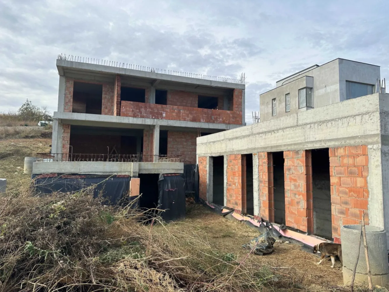 Casa la Rosu, Moara de Vant, Spital Regional, AirBnb, Investitie, Iasi - De vanzare casa la rosu Iasi, Str.Moara de Vant, nr.415D , 880 mp teren intravilan. adresa de Iasi
Vedere Panoramica si datorita diferentei de nivel, loturile de mai jos nu va pot lua vederea

Se vinde in stadiul in care este. Pretul nu este negociabil. Am bagat 300k inainte de cresteri, acum numai pretul la un lot de langa, de aceeasi marime e 110k+ euro.

La ora de varf este la
cateva minute de Noul Spital Regional
la 5 minute de aeroport
la 10 minute de Palas.

Vedere Panoramica
Autorizatie de Construire valabila pana 13.07.2025
Toate utilitatile
Curent Trifazic
Put Fantana 40 metri adancime
10 Piloti la 10 metri adancime in partea de jos a casei
Gol de lift ce se poate astupa daca nu vreti lift.
2 cai de acces cu cota parte- drum privat cu bariera pe ambele parti. ( partea de jos coboara spre Brizo, partea de sus spre spitalul de urgenta )

demisol:
170 mp2 construit
144 utili
80 terasa
bucatarie openspace + living
birou
camera servere complet in pamant... merge ca si panic room

parter:
203 construit
132 util
32 terasa
garaj pentru 2 masini

dormitor matrimonial cu 2 bai si 2 dressing-uri
2 dormitoare fiecare cu dressing propriu si cu O (1) baie pe hol ( se poate transforma un dressing in a 2-a baie ca sa aibe fiecare camera baia proprie)

mansarda:
160 construit ( pe proiect )
119 util ( pe proiect )
30 terasa ( pe proiect )

cladire piscina: ( gandita pt canal de inot
62 construit
50 utili
cladire camera tehnica :
28 construit
22 util

3 corpuri
467 total utili (mansarda nu e construita inca, doar placa turnata)
348 construit utili acum

S-ar preta ca si investitie pentru AIRBnb Booking
Demisol bucatarie si living open space.
Parter 3 garsoniere cu baie proprie
Mansarda 4 Garsoniere cu baie proprie din care 3 cu balcon.
Cladirea cu piscina poate fi pastrata ca si piscina sau transformata intr-un apartament de 50 mp2.

Sau Recompartimentat si transformat in 4 apartamente ( 1 per etaj + 1 in loc de piscina )
Clinica, Azil etc.

Pret 299.999 euro
Direct Proprietar

Pretul NU ESTE NEGOCIABIL!
Motivul vanzarii. Nu mai am nevoie de atatia metri utili.

Dispus la unele schimburi + diferenta din partea mea sau a voastra.
la schimb luati in considerare pretul de 350k

cu Vila moderna doar in zona: Moara de vant, Sorogari Aroneanu,Rediu, Breazu.
Posibil sa accept schimb si cu Penthouse ( minim 100+ metri utili si 100+metri terasa) in zonele de mai sus. 

Nu deranjati inutil. Multumesc