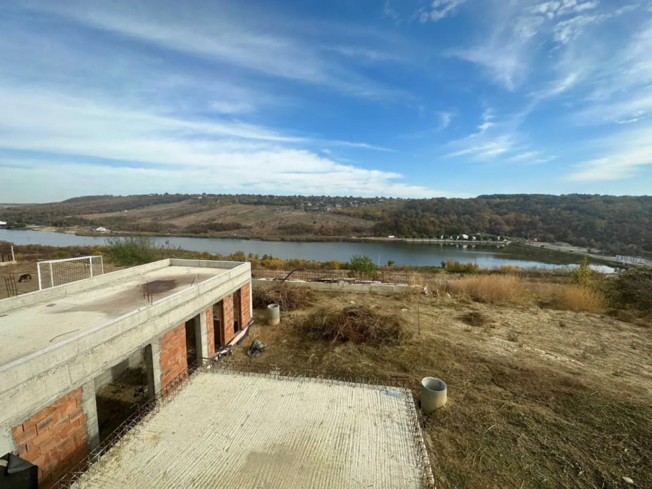 Casa la Rosu, Moara de Vant, Spital Regional, AirBnb, Investitie, Iasi - De vanzare casa la rosu Iasi, Str.Moara de Vant, nr.415D , 880 mp teren intravilan. adresa de Iasi
Vedere Panoramica si datorita diferentei de nivel, loturile de mai jos nu va pot lua vederea

Se vinde in stadiul in care este. Pretul nu este negociabil. Am bagat 300k inainte de cresteri, acum numai pretul la un lot de langa, de aceeasi marime e 110k+ euro.

La ora de varf este la
cateva minute de Noul Spital Regional
la 5 minute de aeroport
la 10 minute de Palas.

Vedere Panoramica
Autorizatie de Construire valabila pana 13.07.2025
Toate utilitatile
Curent Trifazic
Put Fantana 40 metri adancime
10 Piloti la 10 metri adancime in partea de jos a casei
Gol de lift ce se poate astupa daca nu vreti lift.
2 cai de acces cu cota parte- drum privat cu bariera pe ambele parti. ( partea de jos coboara spre Brizo, partea de sus spre spitalul de urgenta )

demisol:
170 mp2 construit
144 utili
80 terasa
bucatarie openspace + living
birou
camera servere complet in pamant... merge ca si panic room

parter:
203 construit
132 util
32 terasa
garaj pentru 2 masini

dormitor matrimonial cu 2 bai si 2 dressing-uri
2 dormitoare fiecare cu dressing propriu si cu O (1) baie pe hol ( se poate transforma un dressing in a 2-a baie ca sa aibe fiecare camera baia proprie)

mansarda:
160 construit ( pe proiect )
119 util ( pe proiect )
30 terasa ( pe proiect )

cladire piscina: ( gandita pt canal de inot
62 construit
50 utili
cladire camera tehnica :
28 construit
22 util

3 corpuri
467 total utili (mansarda nu e construita inca, doar placa turnata)
348 construit utili acum

S-ar preta ca si investitie pentru AIRBnb Booking
Demisol bucatarie si living open space.
Parter 3 garsoniere cu baie proprie
Mansarda 4 Garsoniere cu baie proprie din care 3 cu balcon.
Cladirea cu piscina poate fi pastrata ca si piscina sau transformata intr-un apartament de 50 mp2.

Sau Recompartimentat si transformat in 4 apartamente ( 1 per etaj + 1 in loc de piscina )
Clinica, Azil etc.

Pret 299.999 euro
Direct Proprietar

Pretul NU ESTE NEGOCIABIL!
Motivul vanzarii. Nu mai am nevoie de atatia metri utili.

Dispus la unele schimburi + diferenta din partea mea sau a voastra.
la schimb luati in considerare pretul de 350k

cu Vila moderna doar in zona: Moara de vant, Sorogari Aroneanu,Rediu, Breazu.
Posibil sa accept schimb si cu Penthouse ( minim 100+ metri utili si 100+metri terasa) in zonele de mai sus. 

Nu deranjati inutil. Multumesc
