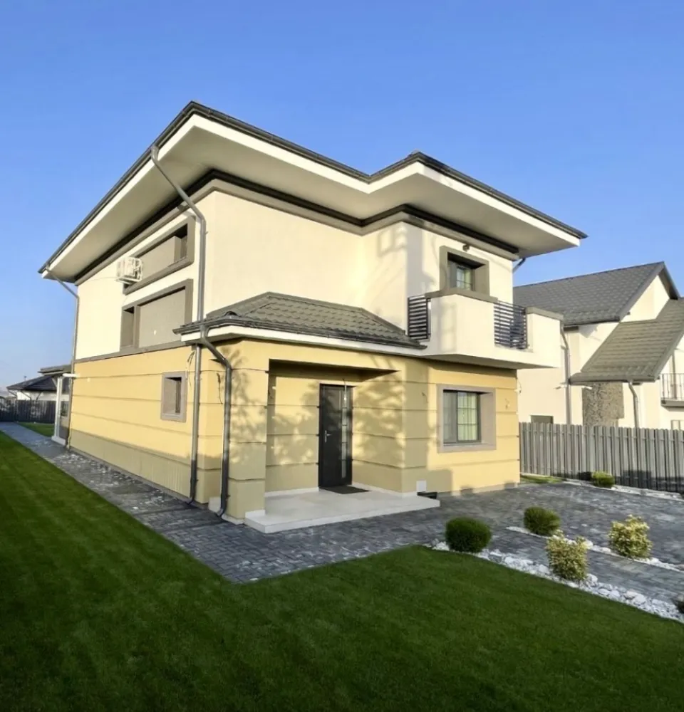 Casa single 140 mp utili în Iasi, Galata, strada Podisului - DE VANZARE: Casa individuala in orasul Iasi, cu 4 camere, 2 bai, 2 terase, cu suprafata utila de 140mp, teren aferent de 400mp, situata in zona GALATA, intr-o locatie foarte exclusivista cu asfalt, in apropierea complexului PLATOUL INSORIT. 

Compartimentare: 
PARTER - terasa acces, hol intrare, baie de serviciu, living cu bucatarie open space si cu iesire pe terasa.
ETAJ - hol, casa scării (cu acces in podul casei), 3 dormitoare si baie mare cu cada. 
Detalii constructie, finisaje si dotari:
- constructie inceputa in septembrie 2024 cu structura portanta, din caramida si stalpi din beton. 
-placa de beton inclusiv peste etaj,
- izolatie exterioara polistiren 10 cm,
- tamplarie termopan, cu 3 randuri de sticla 
- centrala termica pe gaz
- incalzire prin pardoseala
- finisaje interioare din gama premium (gresie, faianta, parchet, obiecte sanitare in bai),
- alei si parcare auto pavate,

Casele sunt in constructie. Termen de finalizare luna iunie 2025. 
Constructiile se predau branșate la toate utilitațile (energie, gaz, apa si canalizare) 

PRET: 230.000euro

Informatii suplimentare si programare vizionari la telefon : 07******44