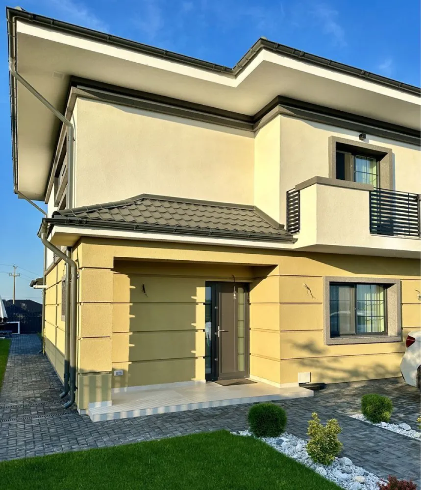 Casa single 140 mp utili în Iasi, Galata, strada Podisului - DE VANZARE: Casa individuala in orasul Iasi, cu 4 camere, 2 bai, 2 terase, cu suprafata utila de 140mp, teren aferent de 400mp, situata in zona GALATA, intr-o locatie foarte exclusivista cu asfalt, in apropierea complexului PLATOUL INSORIT. 

Compartimentare: 
PARTER - terasa acces, hol intrare, baie de serviciu, living cu bucatarie open space si cu iesire pe terasa.
ETAJ - hol, casa scării (cu acces in podul casei), 3 dormitoare si baie mare cu cada. 
Detalii constructie, finisaje si dotari:
- constructie inceputa in septembrie 2024 cu structura portanta, din caramida si stalpi din beton. 
-placa de beton inclusiv peste etaj,
- izolatie exterioara polistiren 10 cm,
- tamplarie termopan, cu 3 randuri de sticla 
- centrala termica pe gaz
- incalzire prin pardoseala
- finisaje interioare din gama premium (gresie, faianta, parchet, obiecte sanitare in bai),
- alei si parcare auto pavate,

Casele sunt in constructie. Termen de finalizare luna iunie 2025. 
Constructiile se predau branșate la toate utilitațile (energie, gaz, apa si canalizare) 

PRET: 230.000euro

Informatii suplimentare si programare vizionari la telefon : 07******44