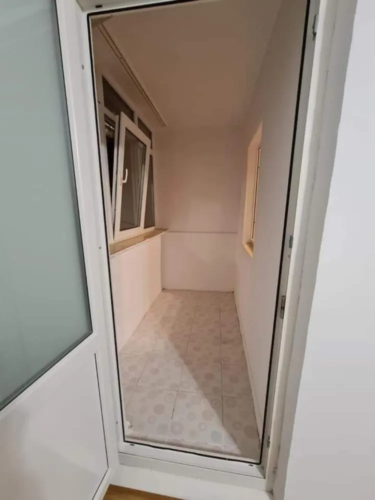 Apartament 2 camere Crangasi - Închiriez apartament cu 2 camere decomandat situat pe Str Vintila Mihăilescu nr 18, Crangasi foarte aproape de mijloacele de transport, metrou , tramvai 41 și autobuze 178*********** 210 la 10 min distanta. 
Este disponibil de închiriere.
Apartamentul se afla în bloc liniștit, are loc de parcare inclus, este utilat și mobilat complet. Are balcon închis.
Totul este renovat recent.
Toate obiectele sunt cumpărate recent și noi.
Se poate viziona în urma unui mesaj sau apel.
Pentru detalii va rog mesaj privat și va rog sa ma ajutați cu distribuirea.
Prețul este 440 negociabil!
Rog seriozitate!