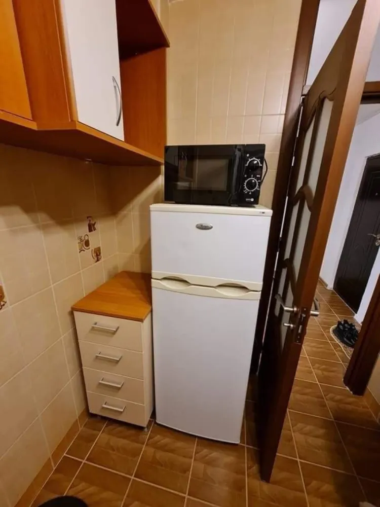 Apartament 2 camere Crangasi - Închiriez apartament cu 2 camere decomandat situat pe Str Vintila Mihăilescu nr 18, Crangasi foarte aproape de mijloacele de transport, metrou , tramvai 41 și autobuze 178*********** 210 la 10 min distanta. 
Este disponibil de închiriere.
Apartamentul se afla în bloc liniștit, are loc de parcare inclus, este utilat și mobilat complet. Are balcon închis.
Totul este renovat recent.
Toate obiectele sunt cumpărate recent și noi.
Se poate viziona în urma unui mesaj sau apel.
Pentru detalii va rog mesaj privat și va rog sa ma ajutați cu distribuirea.
Prețul este 440 negociabil!
Rog seriozitate!
