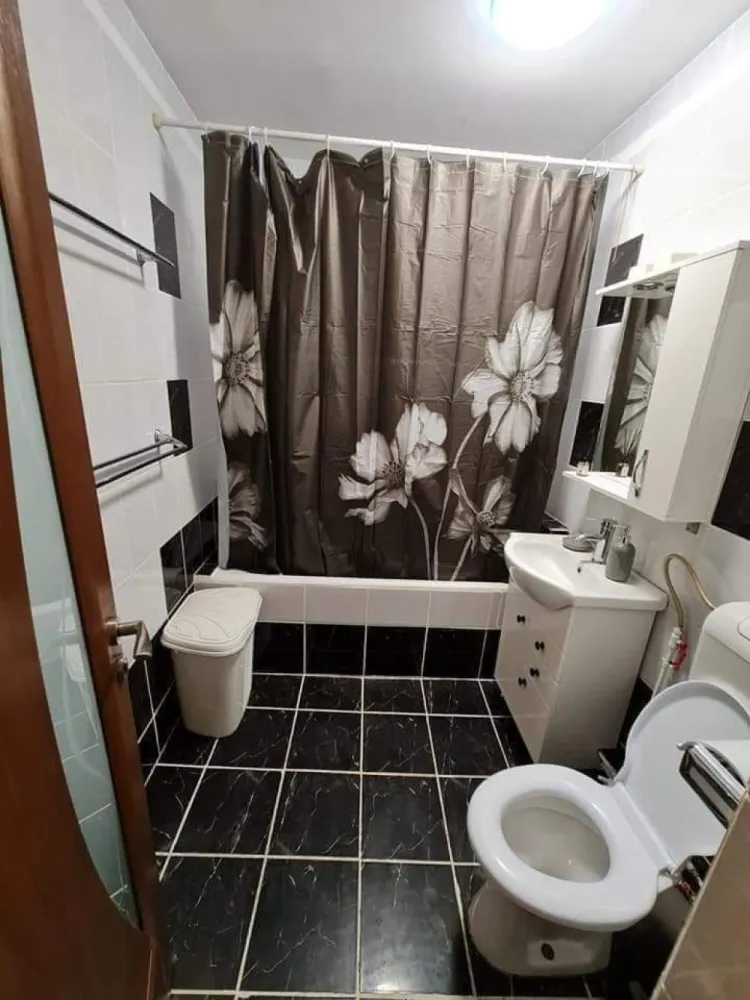 Apartament 2 camere Crangasi - Închiriez apartament cu 2 camere decomandat situat pe Str Vintila Mihăilescu nr 18, Crangasi foarte aproape de mijloacele de transport, metrou , tramvai 41 și autobuze 178*********** 210 la 10 min distanta. 
Este disponibil de închiriere.
Apartamentul se afla în bloc liniștit, are loc de parcare inclus, este utilat și mobilat complet. Are balcon închis.
Totul este renovat recent.
Toate obiectele sunt cumpărate recent și noi.
Se poate viziona în urma unui mesaj sau apel.
Pentru detalii va rog mesaj privat și va rog sa ma ajutați cu distribuirea.
Prețul este 440 negociabil!
Rog seriozitate!