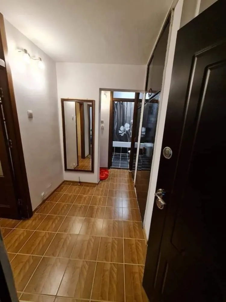 Apartament 2 camere Crangasi - Închiriez apartament cu 2 camere decomandat situat pe Str Vintila Mihăilescu nr 18, Crangasi foarte aproape de mijloacele de transport, metrou , tramvai 41 și autobuze 178*********** 210 la 10 min distanta. 
Este disponibil de închiriere.
Apartamentul se afla în bloc liniștit, are loc de parcare inclus, este utilat și mobilat complet. Are balcon închis.
Totul este renovat recent.
Toate obiectele sunt cumpărate recent și noi.
Se poate viziona în urma unui mesaj sau apel.
Pentru detalii va rog mesaj privat și va rog sa ma ajutați cu distribuirea.
Prețul este 440 negociabil!
Rog seriozitate!