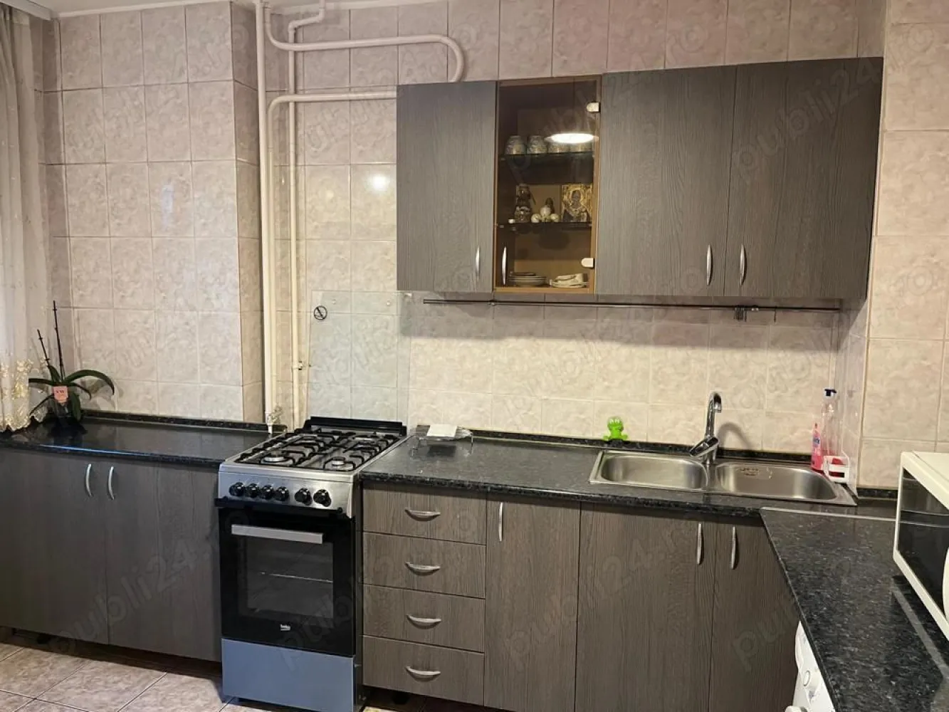 Tineretului - piata norilor - Particular inchiriez apartament cu 2 camere in Strada C-tin Radulescu Motru nr. 21, langa Piata Norilor. 
Apartamentul este situat langa Piarcul Tineretului, la 4 minute de statia de metrou Tineretului(M2).
Este vorba de un apartament decomandat, luminos situat intr-un bloc reabilitat din anul 2021, foarte curat, la etajul 4 8
Detine aer conditionat, masina de spalat rufe, frigider, aragaz, dressing separat pentru haine, interfon.
Pat dublu cu dim. 160*200 cm, bucatarie foarte mare.
Contoare de apa si caldura cu citire radio, usa metalica.
LOC PARCARE inclus!

Apartamentul este liber si se poate viziona oricand.
Nu oferim spre inchiriere persoanelor fumatoare sau cu animale domestice.
Colaborez cu agentiile dar la comision negociat. Multumesc!