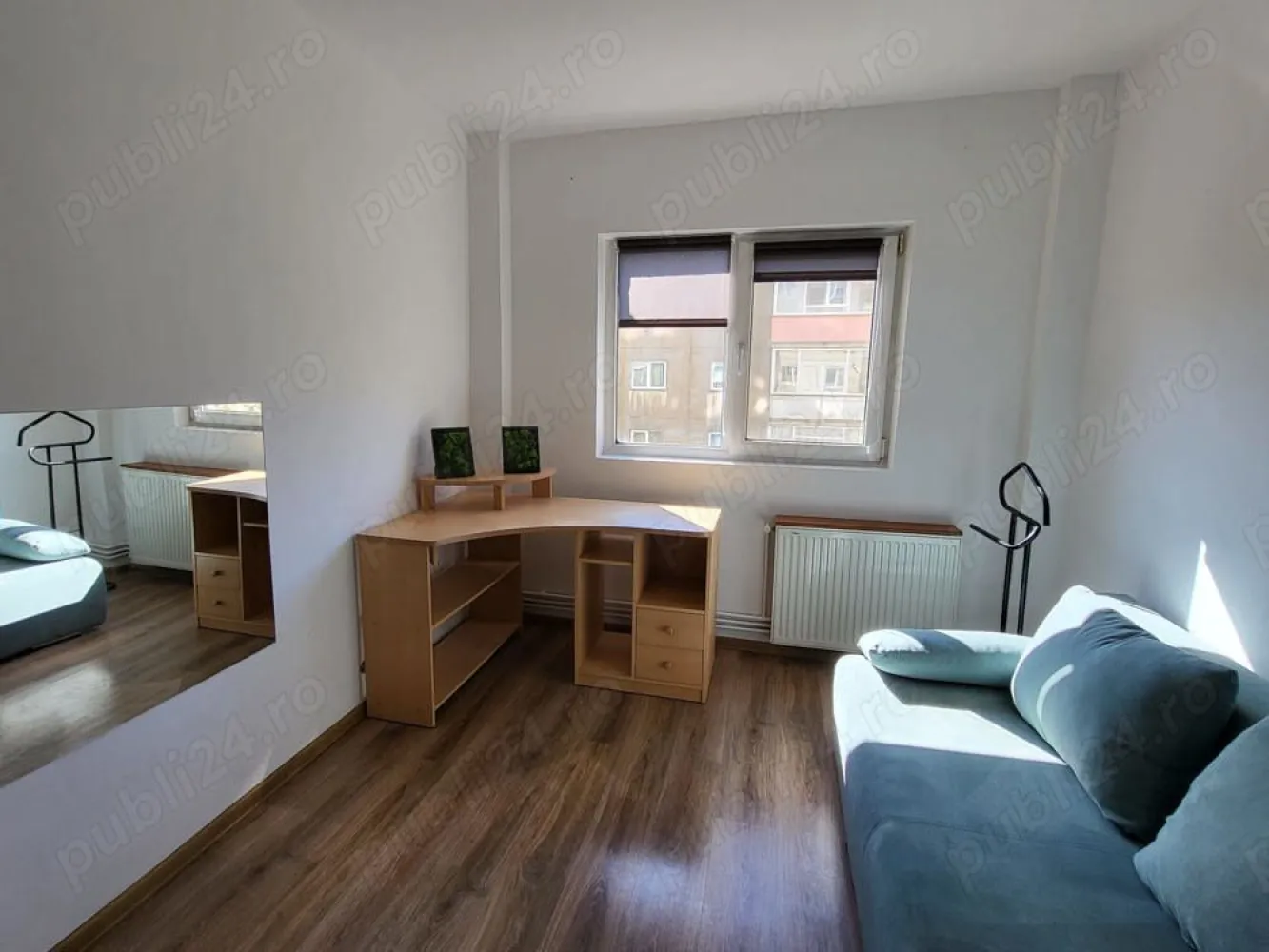 BRASADAS închiriază ap 3 cam etaj 3/10 langa metrou Gorjului - Agenția imobiliara BRASADAS închiriază apartament recent renovat si complet mobilat si utilat, la 5-6 minute de mers pe jos de la metrou Gorjului situat la etajul 3/10.

Etaj 3 din 10, 76 mp,

Compus din hol de intrare, living spatios, bucatarie open space, doua dormitoare spatioase, baia de serviciu, baia mare cu cada, debara, 2 balcoane inchise
Mobilierul facut la comanda, dispune de masina de spalat vase, plita, cuptor, hota, aer conditionat, 2 televizoare LCD.
Dotari: plita + cuptor incorporate, frigider, masina de spalat, internet
centrala termica proprie, aer conditionat, usa metalica, usi interior lemn, gresie, fainta, parchet, termopane.
In apropiere se afla statia de metrou Gorjului, Ratb:61,62,136,137,336, Mega Image, Carrefour, Lidl.
www.brasadas.com.