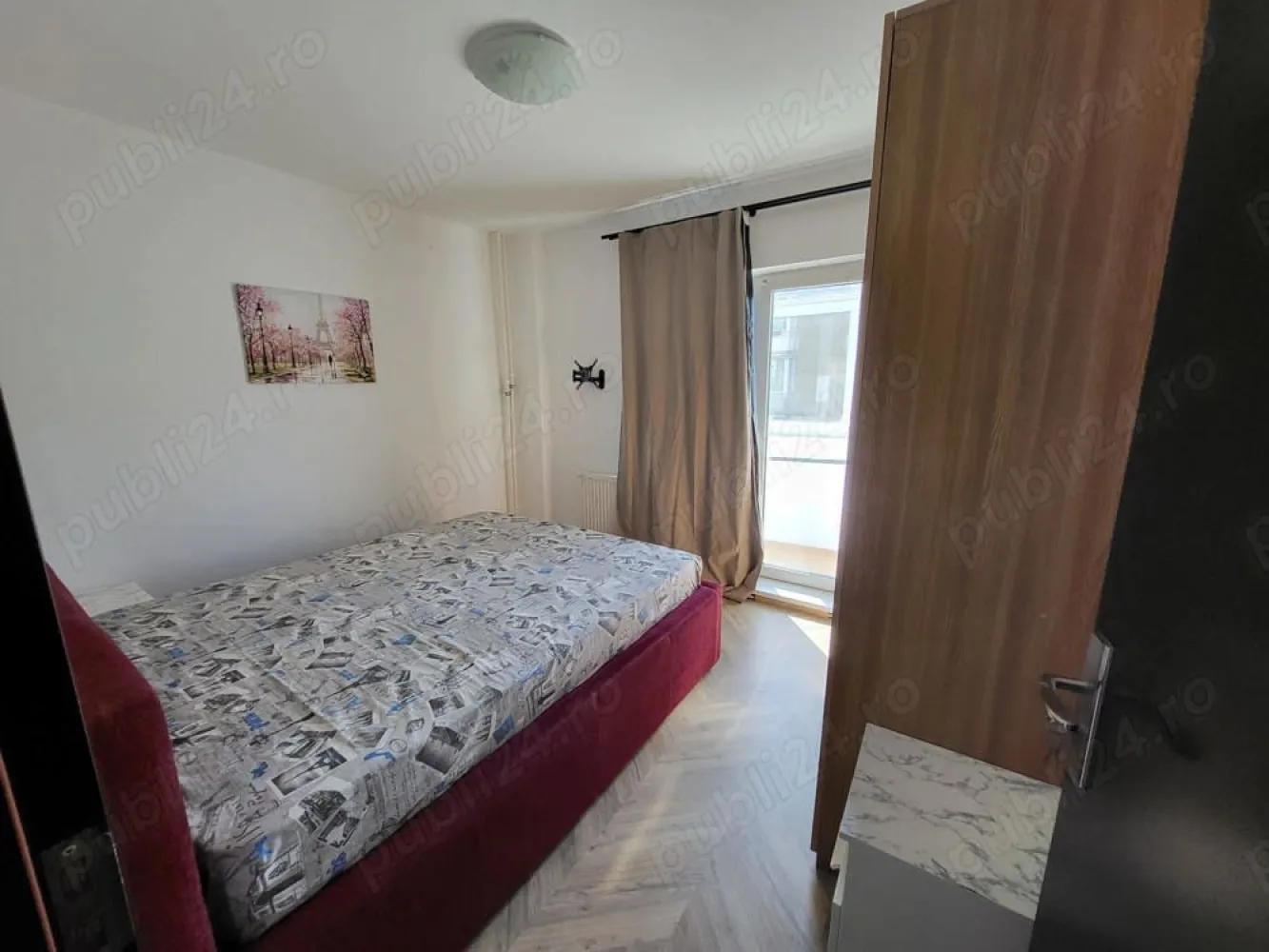 BRASADAS închiriază ap 3 cam etaj 3/10 langa metrou Gorjului - Agenția imobiliara BRASADAS închiriază apartament recent renovat si complet mobilat si utilat, la 5-6 minute de mers pe jos de la metrou Gorjului situat la etajul 3/10.

Etaj 3 din 10, 76 mp,

Compus din hol de intrare, living spatios, bucatarie open space, doua dormitoare spatioase, baia de serviciu, baia mare cu cada, debara, 2 balcoane inchise
Mobilierul facut la comanda, dispune de masina de spalat vase, plita, cuptor, hota, aer conditionat, 2 televizoare LCD.
Dotari: plita + cuptor incorporate, frigider, masina de spalat, internet
centrala termica proprie, aer conditionat, usa metalica, usi interior lemn, gresie, fainta, parchet, termopane.
In apropiere se afla statia de metrou Gorjului, Ratb:61,62,136,137,336, Mega Image, Carrefour, Lidl.
www.brasadas.com.