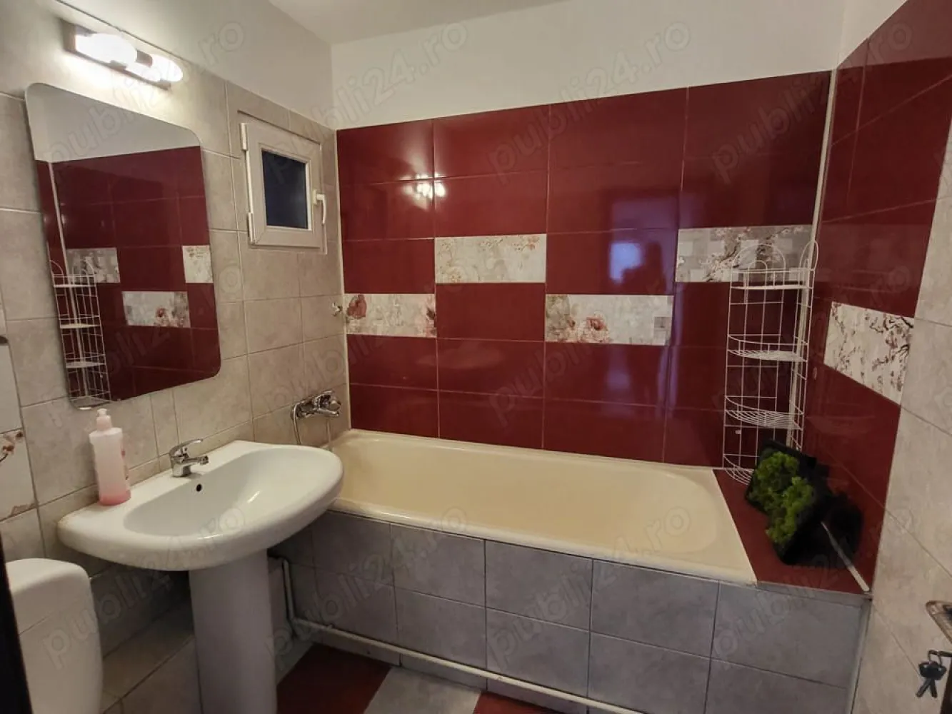 BRASADAS închiriază ap 3 cam etaj 3/10 langa metrou Gorjului - Agenția imobiliara BRASADAS închiriază apartament recent renovat si complet mobilat si utilat, la 5-6 minute de mers pe jos de la metrou Gorjului situat la etajul 3/10.

Etaj 3 din 10, 76 mp,

Compus din hol de intrare, living spatios, bucatarie open space, doua dormitoare spatioase, baia de serviciu, baia mare cu cada, debara, 2 balcoane inchise
Mobilierul facut la comanda, dispune de masina de spalat vase, plita, cuptor, hota, aer conditionat, 2 televizoare LCD.
Dotari: plita + cuptor incorporate, frigider, masina de spalat, internet
centrala termica proprie, aer conditionat, usa metalica, usi interior lemn, gresie, fainta, parchet, termopane.
In apropiere se afla statia de metrou Gorjului, Ratb:61,62,136,137,336, Mega Image, Carrefour, Lidl.
www.brasadas.com.