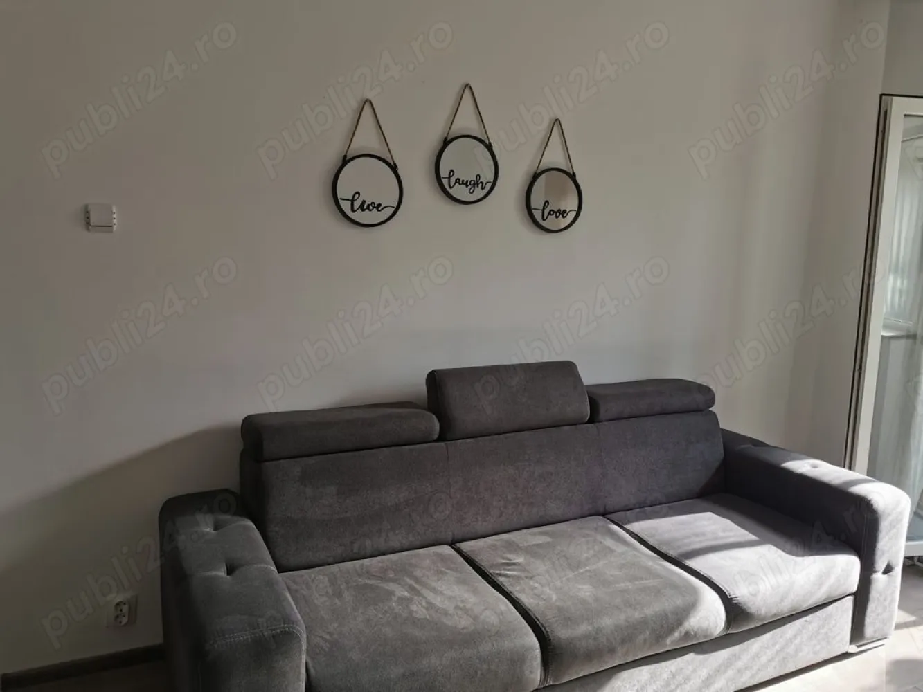 BRASADAS închiriază ap 3 cam etaj 3/10 langa metrou Gorjului - Agenția imobiliara BRASADAS închiriază apartament recent renovat si complet mobilat si utilat, la 5-6 minute de mers pe jos de la metrou Gorjului situat la etajul 3/10.

Etaj 3 din 10, 76 mp,

Compus din hol de intrare, living spatios, bucatarie open space, doua dormitoare spatioase, baia de serviciu, baia mare cu cada, debara, 2 balcoane inchise
Mobilierul facut la comanda, dispune de masina de spalat vase, plita, cuptor, hota, aer conditionat, 2 televizoare LCD.
Dotari: plita + cuptor incorporate, frigider, masina de spalat, internet
centrala termica proprie, aer conditionat, usa metalica, usi interior lemn, gresie, fainta, parchet, termopane.
In apropiere se afla statia de metrou Gorjului, Ratb:61,62,136,137,336, Mega Image, Carrefour, Lidl.
www.brasadas.com.
