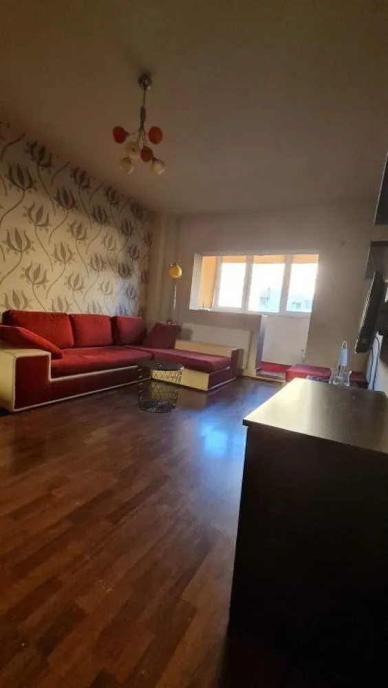 Bdul Chişinău la 10 min de Mega Mall - Apartament 2 camere, complet mobilat şi utilat, renovat recent, staţie tramvai şi autobuz in fata blocului, metrou la doua staţii distanta spre Titan si 3 staţii spre Iancului. Foarte aproape de Mega Mall si stadionul Lia Manoliu. Piata Delfinului la doar 10 minute de mers pe jos. In imediata apropiere se găsesc numeroase magazine ( piata, supermarket, farmacii, cofetărie). Vecini prietenoşi si liniştiţi.

Se percepe o luna chirie + încă o luna de chirie garanţie.
