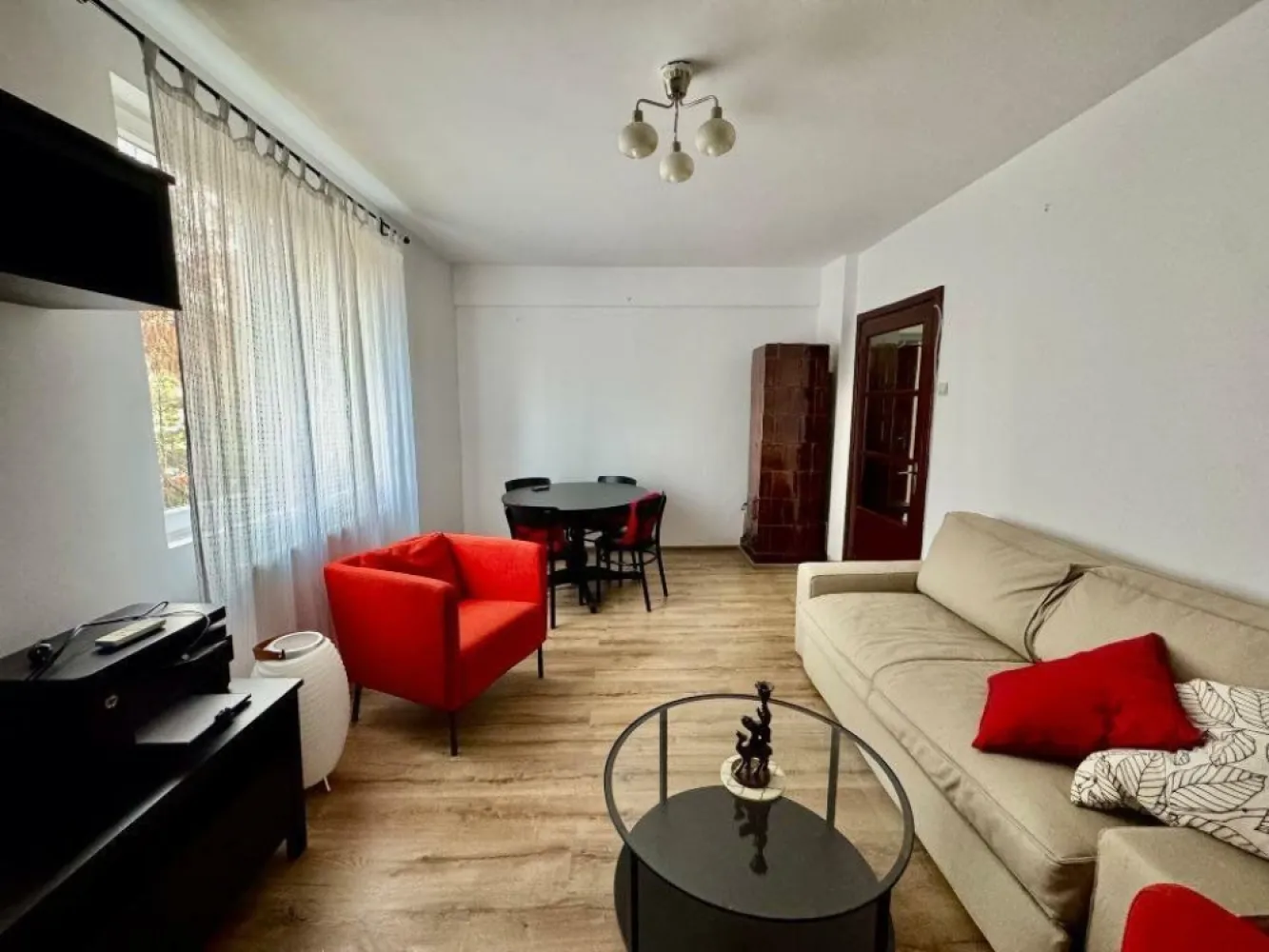 Apartament de închiriat în Floreasca: 2 Camere, 51mp, Mobilat şi Utilat Modern - Te invităm să descoperi un apartament modern şi cochet de 2 camere, cu o suprafaţă de 51,80 mp, situat într-o zonă exclusivistă din Floreasca. Apartamentul este complet mobilat şi utilat modern, oferind un ambient confortabil şi funcţional.
Caracteristici principale:
- Amenajare interioară contemporană, cu finisaje de calitate
- Bucătărie complet mobilată şi echipată cu aragaz, cuptor, frigider, maşină de spălat, espressor
- Dormitor şi living spaţios, proiectate pentru confort maxim
- Baie modernă
- Centrală proprie pentru încălzire şi apă caldă
- Balcon spaţios, amenajat perfect pentru momentele de relaxare
- Localizare centrală şi liniştită, cu acces facil la mijloace de transport în comun, parcuri, restaurante, supermarketuri şi zone comerciale
Acest apartament este ideal pentru cei care caută un spaţiu modern şi bine întreţinut, cu o amplasare ideală în zona de nord a Capitalei. 
Pentru mai multe detalii sau pentru a stabili o vizionare, vă rugăm să ne contactaţi.