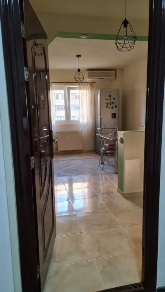 Bdul Chişinău la 10 min de Mega Mall - Apartament 2 camere, complet mobilat şi utilat, renovat recent, staţie tramvai şi autobuz in fata blocului, metrou la doua staţii distanta spre Titan si 3 staţii spre Iancului. Foarte aproape de Mega Mall si stadionul Lia Manoliu. Piata Delfinului la doar 10 minute de mers pe jos. In imediata apropiere se găsesc numeroase magazine ( piata, supermarket, farmacii, cofetărie). Vecini prietenoşi si liniştiţi.

Se percepe o luna chirie + încă o luna de chirie garanţie.