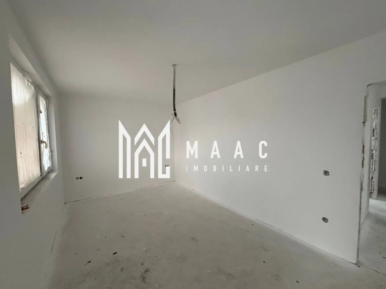 Casa Quadruplex | 110MPU | Curte 60MP | 2 Locuri de Parcare | Arhitecților - MAAC Imobiliare vă propune spre vânzare o casă de tip quadruplex situată în Cartierul Arhitecților, una dintre cele mai apreciate zone rezidențiale din apropierea Sibiului, recunoscută pentru dezvoltarea modernă, accesibilitate și proximitatea față de numeroase puncte de interes.

Locuința are o suprafață utilă de 110 mp și beneficiază de o compartimentare practică și eficientă, ideală pentru o familie care își dorește confort, funcționalitate și un spațiu bine organizat. Proprietatea dispune de curte liberă de 60 mp, oferind posibilitatea amenajării unei zone de relaxare sau a unui spațiu verde privat.

Compartimentarea casei este realizată astfel:
-living spațios cu loc de luat masa
-bucătărie închisă
-3 dormitoare
-2 băi cu geam de aerisire

Printre avantajele și dotările proprietății se regăsesc:
-centrală proprie
-încălzire în pardoseală
-2 locuri de parcare
-curte liberă de 60 mp
-compartimentare practică
-posibilitate de personalizare a finisajelor
-zonă rezidențială liniștită și bine dezvoltată

Casa se predă la stadiul de alb, oferind viitorilor proprietari posibilitatea amenajării interioare după propriile preferințe și nevoi. Există și posibilitatea colaborării cu o echipă specializată în finisaje, pentru realizarea unui design interior modern și personalizat.

În apropierea proprietății se regăsesc numeroase puncte de interes:
-magazine precum Profi, Lidl și Kaufland
-stații pentru transportul în comun
-parc amenajat pentru copii de toate vârstele

Datorită amplasării excelente în Cartierul Arhitecților, suprafeței generoase și dotărilor moderne, această casă reprezintă o alegere ideală atât pentru locuit, cât și pentru investiție imobiliară într-o zonă aflată în continuă dezvoltare.

Pentru mai multe detalii sau pentru programarea unei vizionări, vă rugăm să ne contactați și să specificați CP2778771.