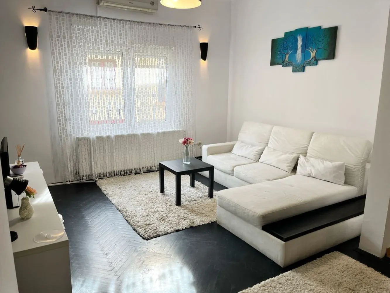 Inchiriez apartament 2 camere (+1) Parcul Carol - Apartamentul beneficiaza de o camera in plus la care se ajunge urcand cateva trepte (dupa ce se iese din apartament). Aceasta se poate amenaja dupa bunul plac (birou, dressing, etc)

De asemenea se ofera si un loc de parcare acoperit (inclus in pretul chiriei). 
Apartamentul are doua balcoane si beneficiaza de centrala proprie. 

Este situat intr un imobil tip vila (parter + etaj) la 10 minute de mers pe jos de statia de metrou unirii, la 10 minute de statia tineretului (si de parcul tineretului) si la 5 minute de parcul Carol. 
Cel mai apropiat Mega Image este la 200m. 
Alt avantaj ar fi lipsa intretinerii. Nu se plateste decat ce se consuma (gaze, curent, apa)