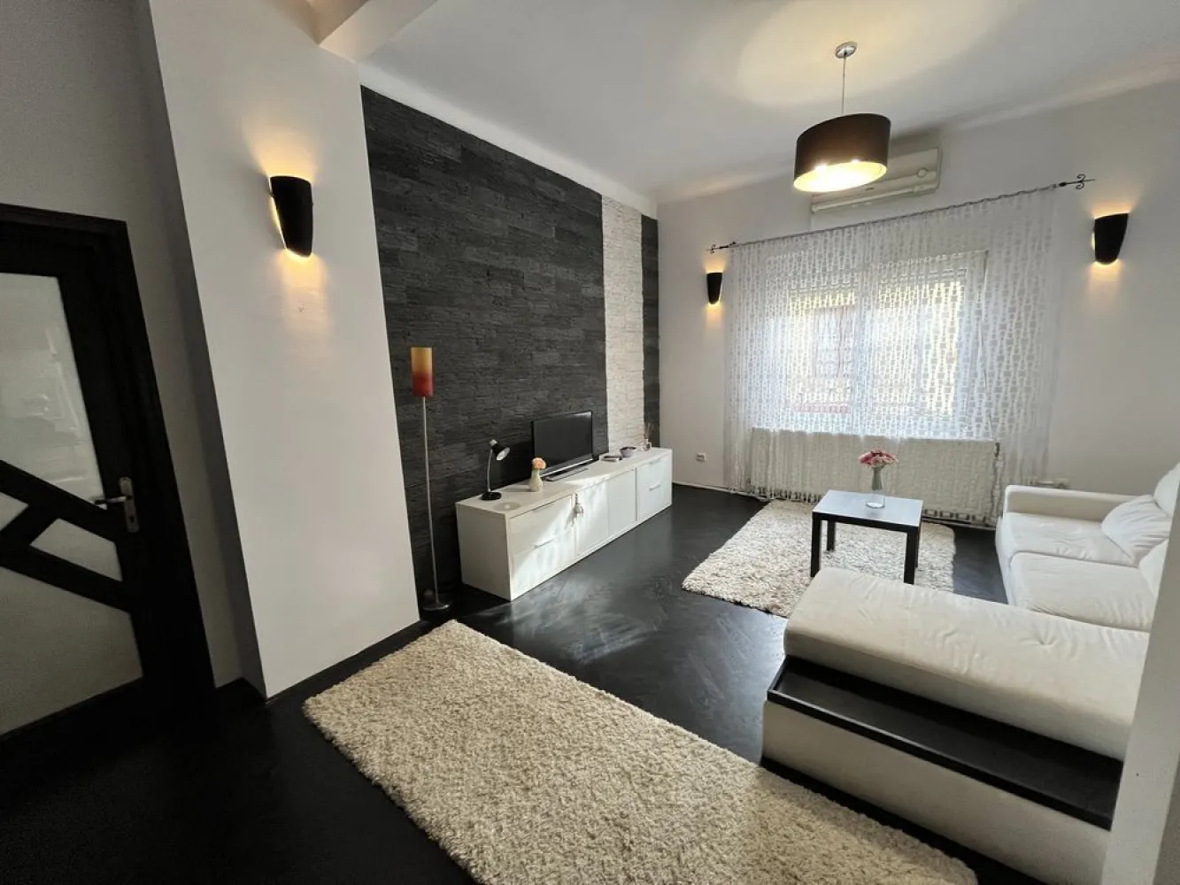 Inchiriez apartament 2 camere (+1) Parcul Carol - Apartamentul beneficiaza de o camera in plus la care se ajunge urcand cateva trepte (dupa ce se iese din apartament). Aceasta se poate amenaja dupa bunul plac (birou, dressing, etc)

De asemenea se ofera si un loc de parcare acoperit (inclus in pretul chiriei). 
Apartamentul are doua balcoane si beneficiaza de centrala proprie. 

Este situat intr un imobil tip vila (parter + etaj) la 10 minute de mers pe jos de statia de metrou unirii, la 10 minute de statia tineretului (si de parcul tineretului) si la 5 minute de parcul Carol. 
Cel mai apropiat Mega Image este la 200m. 
Alt avantaj ar fi lipsa intretinerii. Nu se plateste decat ce se consuma (gaze, curent, apa)