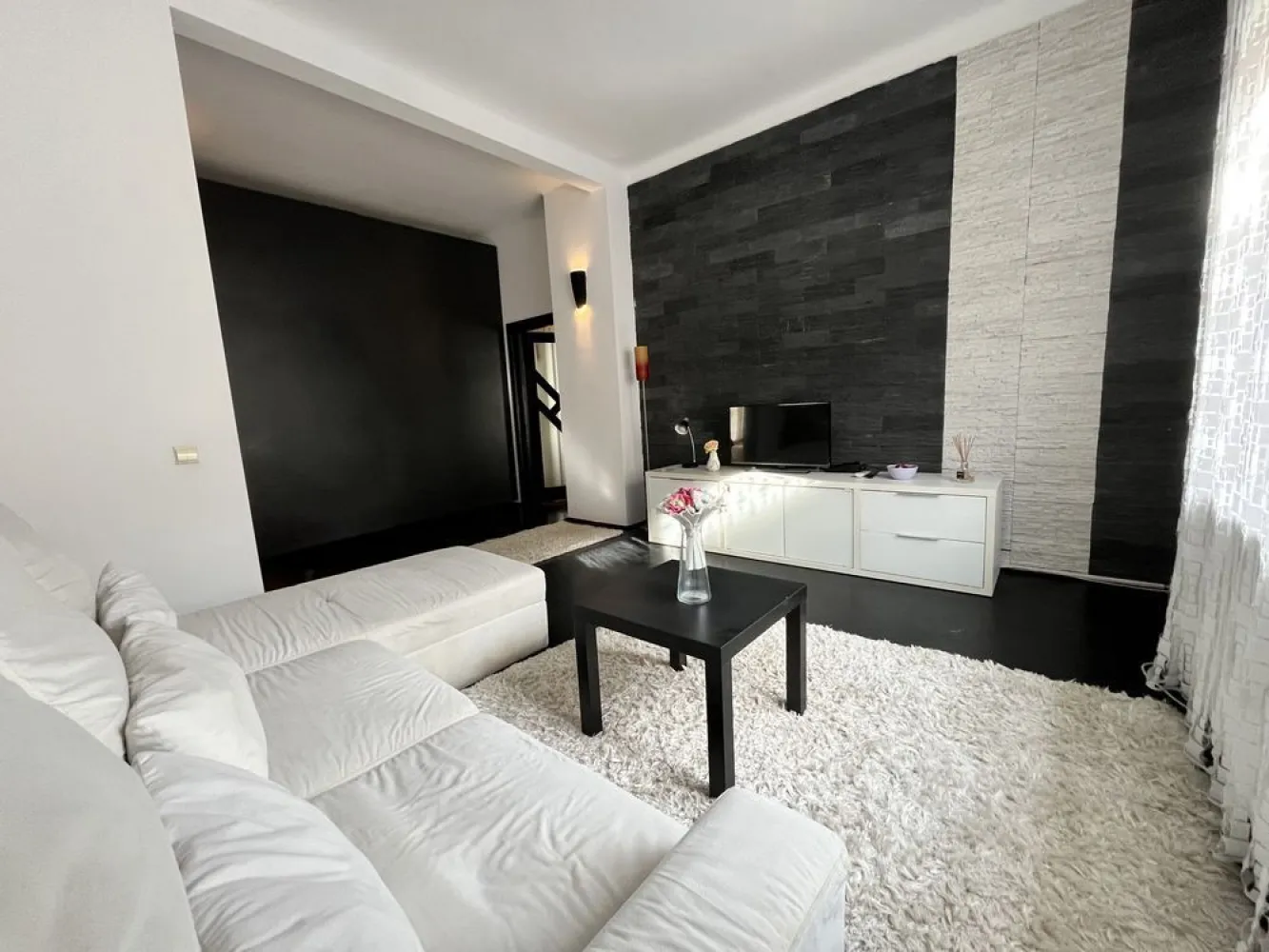 Inchiriez apartament 2 camere (+1) Parcul Carol - Apartamentul beneficiaza de o camera in plus la care se ajunge urcand cateva trepte (dupa ce se iese din apartament). Aceasta se poate amenaja dupa bunul plac (birou, dressing, etc)

De asemenea se ofera si un loc de parcare acoperit (inclus in pretul chiriei). 
Apartamentul are doua balcoane si beneficiaza de centrala proprie. 

Este situat intr un imobil tip vila (parter + etaj) la 10 minute de mers pe jos de statia de metrou unirii, la 10 minute de statia tineretului (si de parcul tineretului) si la 5 minute de parcul Carol. 
Cel mai apropiat Mega Image este la 200m. 
Alt avantaj ar fi lipsa intretinerii. Nu se plateste decat ce se consuma (gaze, curent, apa)