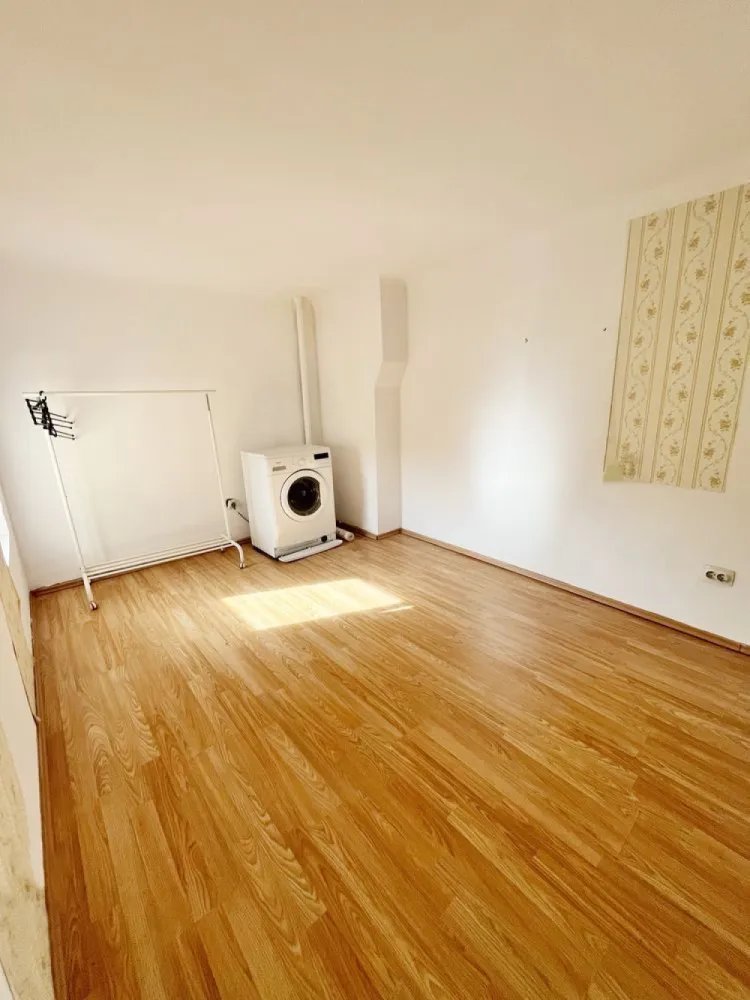 Inchiriez apartament 2 camere (+1) Parcul Carol - Apartamentul beneficiaza de o camera in plus la care se ajunge urcand cateva trepte (dupa ce se iese din apartament). Aceasta se poate amenaja dupa bunul plac (birou, dressing, etc)

De asemenea se ofera si un loc de parcare acoperit (inclus in pretul chiriei). 
Apartamentul are doua balcoane si beneficiaza de centrala proprie. 

Este situat intr un imobil tip vila (parter + etaj) la 10 minute de mers pe jos de statia de metrou unirii, la 10 minute de statia tineretului (si de parcul tineretului) si la 5 minute de parcul Carol. 
Cel mai apropiat Mega Image este la 200m. 
Alt avantaj ar fi lipsa intretinerii. Nu se plateste decat ce se consuma (gaze, curent, apa)