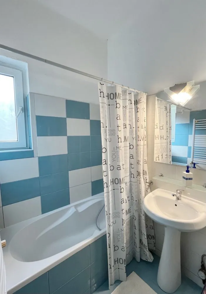 Inchiriez apartament 2 camere (+1) Parcul Carol - Apartamentul beneficiaza de o camera in plus la care se ajunge urcand cateva trepte (dupa ce se iese din apartament). Aceasta se poate amenaja dupa bunul plac (birou, dressing, etc)

De asemenea se ofera si un loc de parcare acoperit (inclus in pretul chiriei). 
Apartamentul are doua balcoane si beneficiaza de centrala proprie. 

Este situat intr un imobil tip vila (parter + etaj) la 10 minute de mers pe jos de statia de metrou unirii, la 10 minute de statia tineretului (si de parcul tineretului) si la 5 minute de parcul Carol. 
Cel mai apropiat Mega Image este la 200m. 
Alt avantaj ar fi lipsa intretinerii. Nu se plateste decat ce se consuma (gaze, curent, apa)