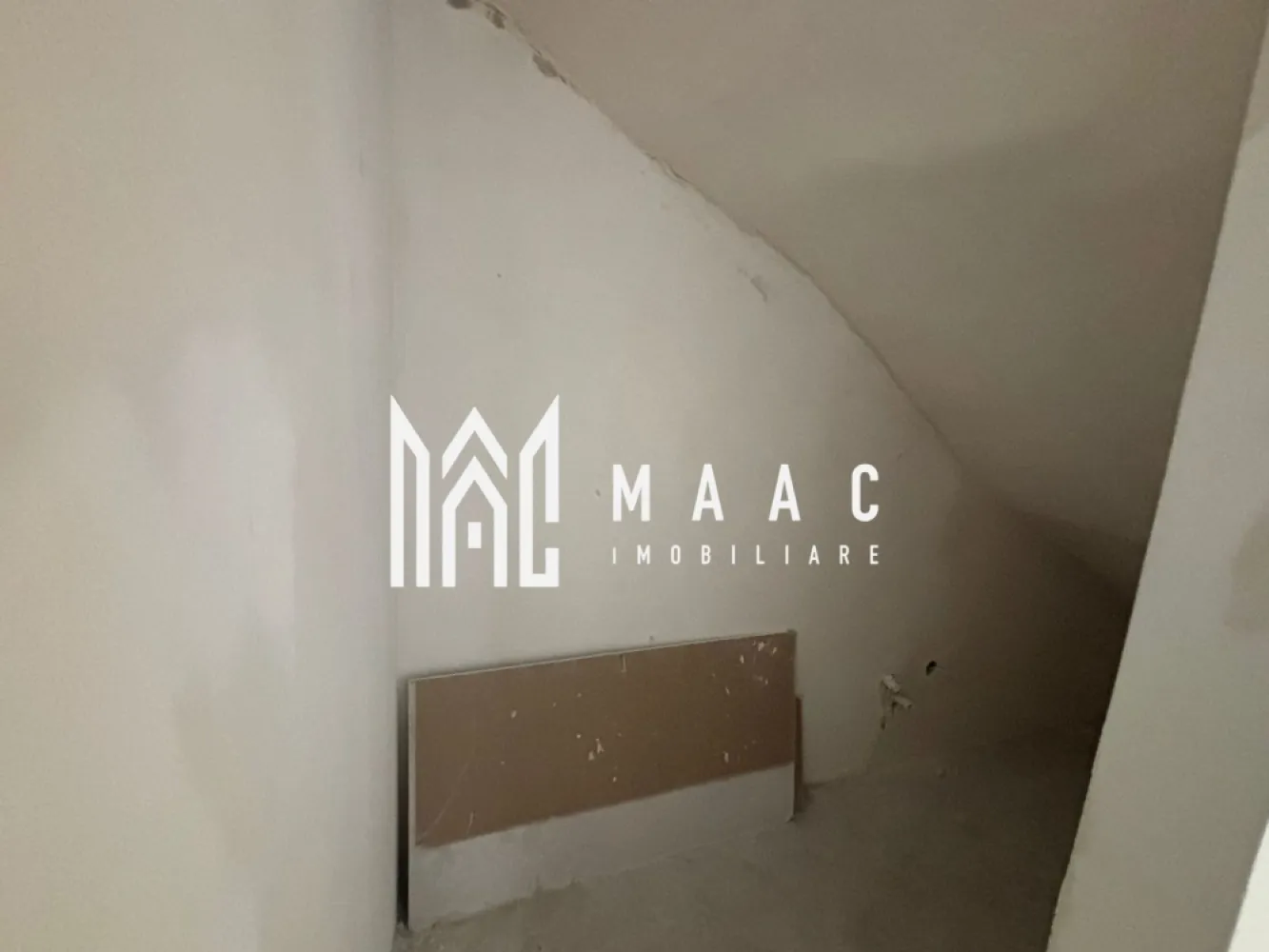 Casa Quadruplex | 110MPU | Curte 60MP | 2 Locuri de Parcare | Arhitecților - MAAC Imobiliare vă propune spre vânzare o casă de tip quadruplex situată în Cartierul Arhitecților, una dintre cele mai apreciate zone rezidențiale din apropierea Sibiului, recunoscută pentru dezvoltarea modernă, accesibilitate și proximitatea față de numeroase puncte de interes.

Locuința are o suprafață utilă de 110 mp și beneficiază de o compartimentare practică și eficientă, ideală pentru o familie care își dorește confort, funcționalitate și un spațiu bine organizat. Proprietatea dispune de curte liberă de 60 mp, oferind posibilitatea amenajării unei zone de relaxare sau a unui spațiu verde privat.

Compartimentarea casei este realizată astfel:
-living spațios cu loc de luat masa
-bucătărie închisă
-3 dormitoare
-2 băi cu geam de aerisire

Printre avantajele și dotările proprietății se regăsesc:
-centrală proprie
-încălzire în pardoseală
-2 locuri de parcare
-curte liberă de 60 mp
-compartimentare practică
-posibilitate de personalizare a finisajelor
-zonă rezidențială liniștită și bine dezvoltată

Casa se predă la stadiul de alb, oferind viitorilor proprietari posibilitatea amenajării interioare după propriile preferințe și nevoi. Există și posibilitatea colaborării cu o echipă specializată în finisaje, pentru realizarea unui design interior modern și personalizat.

În apropierea proprietății se regăsesc numeroase puncte de interes:
-magazine precum Profi, Lidl și Kaufland
-stații pentru transportul în comun
-parc amenajat pentru copii de toate vârstele

Datorită amplasării excelente în Cartierul Arhitecților, suprafeței generoase și dotărilor moderne, această casă reprezintă o alegere ideală atât pentru locuit, cât și pentru investiție imobiliară într-o zonă aflată în continuă dezvoltare.

Pentru mai multe detalii sau pentru programarea unei vizionări, vă rugăm să ne contactați și să specificați CP2778771.