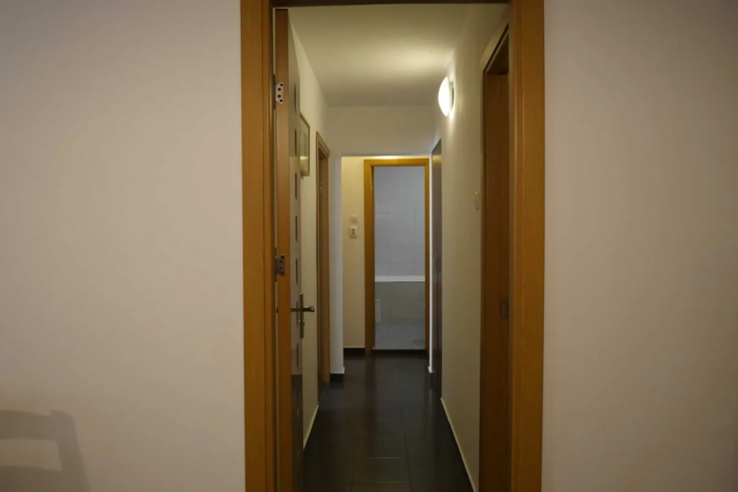 Apartament 3 camere Lacul Morii 4/8 - Vand apartament 3 camere, et 4/8 in zona Crangasi, pe strada Saidac Gh nr 15, la 2 minute de Lacul Morii, apartamentul a fost renovat complet in 2012 si zugravit recent. Apartamentul se afla la 8 minute de statia de metrou Crangasi si la 5 minute de parcul Crangasi.
Blocul a fost reabilitat termic in 2023, lifturile au fost schimbate.