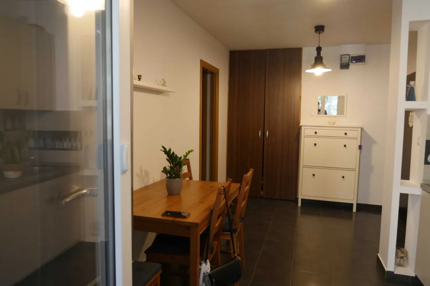 Apartament 3 camere Lacul Morii 4/8 - Vand apartament 3 camere, et 4/8 in zona Crangasi, pe strada Saidac Gh nr 15, la 2 minute de Lacul Morii, apartamentul a fost renovat complet in 2012 si zugravit recent. Apartamentul se afla la 8 minute de statia de metrou Crangasi si la 5 minute de parcul Crangasi.
Blocul a fost reabilitat termic in 2023, lifturile au fost schimbate.