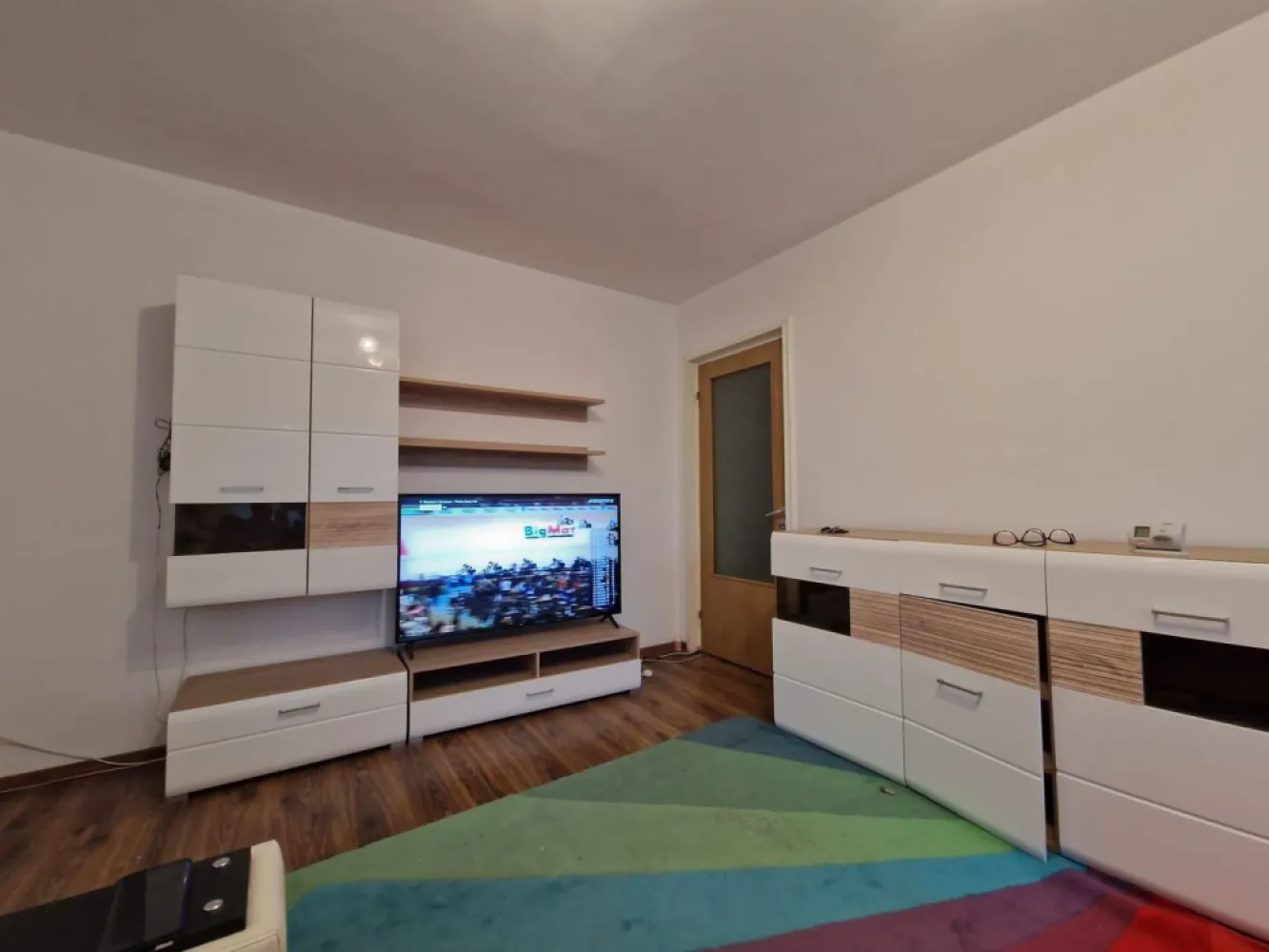 Apartament 3 camere Dna Ghica- centrala proprie - Direct proprietar , fara comision de intermediere, apartament 3 camere, confort 1, Colentina Dna Ghica,suprafata utila de 66 mp, etaj 5/10, amenajat cu gresie si faianta in hol intrare, baie si bucatarie, iar in camere cu parchet. Blocul este anvelopat, iar apartamentul dispune de centrala termica proprie Ariston si boilere electrice Ariston in baie si bucatarie. Apartamentul dispune de o logie cu debara inclusa in suprafata de 6.37 mp. Apartamentul este partial mobilat si utilat(cuptor, plita, masina de spalat rufe Bosch, aer conditionat Bosch)
Statie de transport public apropiata: autobuzurile 143, 182, 282, 243, 343, 382, 66 si tramvaiul 21. 
In apropiere se aflata gradinite, scolile nr.27,30, cat si Parcurile Plumbuita si Tei
Fara risc seismic sau de urgenta.

Contact si vizionari dupa ora 17.00