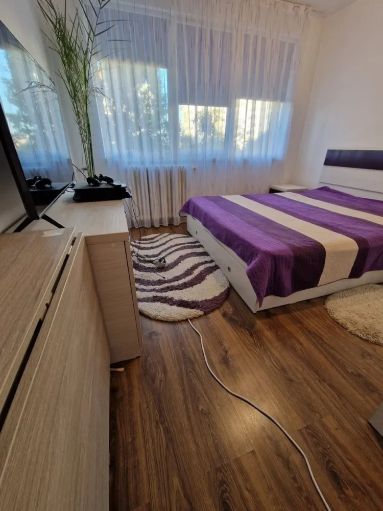 Apartament 3 camere Dna Ghica- centrala proprie - Direct proprietar , fara comision de intermediere, apartament 3 camere, confort 1, Colentina Dna Ghica,suprafata utila de 66 mp, etaj 5/10, amenajat cu gresie si faianta in hol intrare, baie si bucatarie, iar in camere cu parchet. Blocul este anvelopat, iar apartamentul dispune de centrala termica proprie Ariston si boilere electrice Ariston in baie si bucatarie. Apartamentul dispune de o logie cu debara inclusa in suprafata de 6.37 mp. Apartamentul este partial mobilat si utilat(cuptor, plita, masina de spalat rufe Bosch, aer conditionat Bosch)
Statie de transport public apropiata: autobuzurile 143, 182, 282, 243, 343, 382, 66 si tramvaiul 21. 
In apropiere se aflata gradinite, scolile nr.27,30, cat si Parcurile Plumbuita si Tei
Fara risc seismic sau de urgenta.

Contact si vizionari dupa ora 17.00