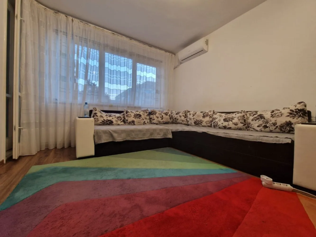 Apartament 3 camere Dna Ghica- centrala proprie - Direct proprietar , fara comision de intermediere, apartament 3 camere, confort 1, Colentina Dna Ghica,suprafata utila de 66 mp, etaj 5/10, amenajat cu gresie si faianta in hol intrare, baie si bucatarie, iar in camere cu parchet. Blocul este anvelopat, iar apartamentul dispune de centrala termica proprie Ariston si boilere electrice Ariston in baie si bucatarie. Apartamentul dispune de o logie cu debara inclusa in suprafata de 6.37 mp. Apartamentul este partial mobilat si utilat(cuptor, plita, masina de spalat rufe Bosch, aer conditionat Bosch)
Statie de transport public apropiata: autobuzurile 143, 182, 282, 243, 343, 382, 66 si tramvaiul 21. 
In apropiere se aflata gradinite, scolile nr.27,30, cat si Parcurile Plumbuita si Tei
Fara risc seismic sau de urgenta.

Contact si vizionari dupa ora 17.00