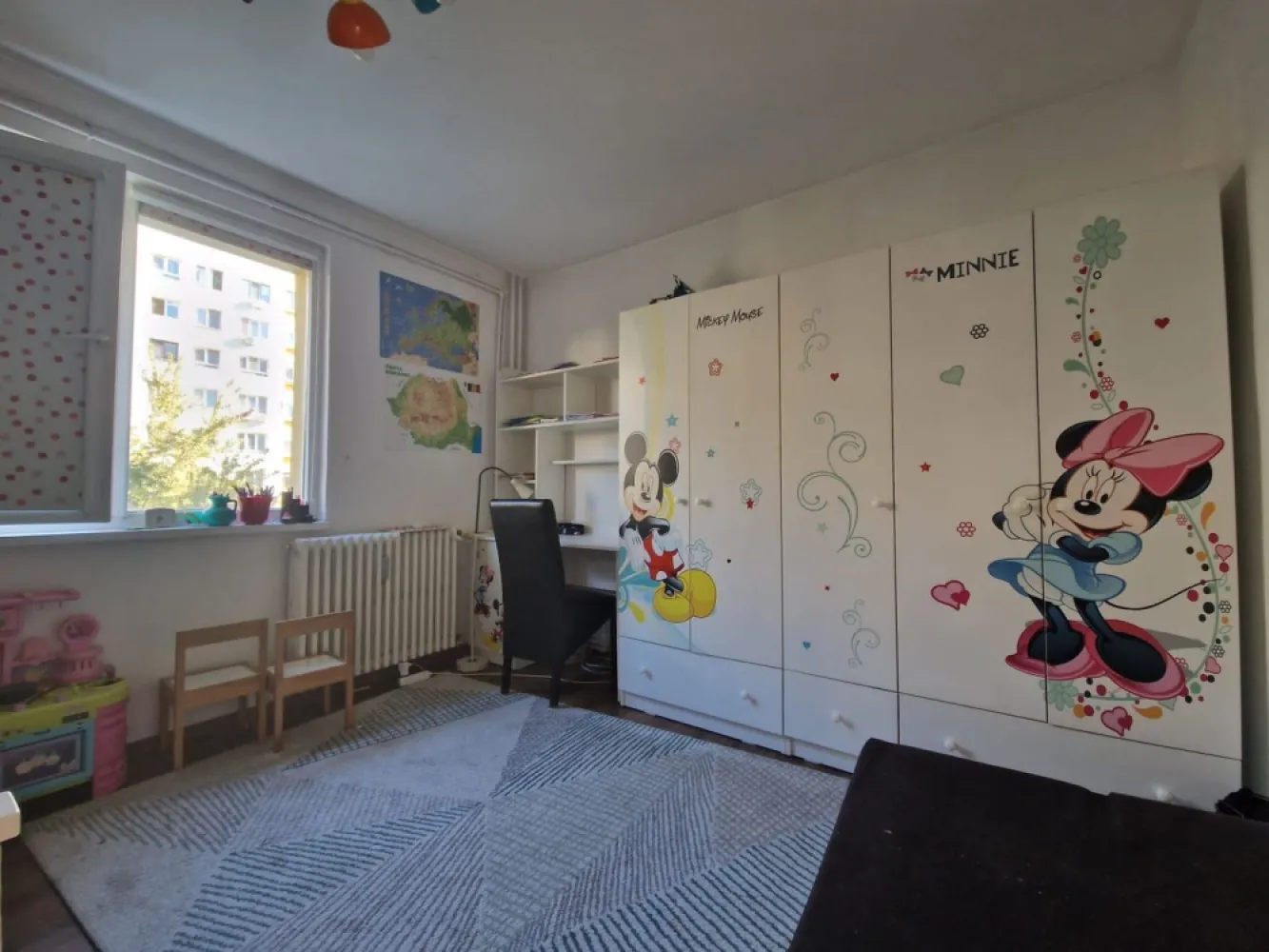 Apartament 3 camere Dna Ghica- centrala proprie - Direct proprietar , fara comision de intermediere, apartament 3 camere, confort 1, Colentina Dna Ghica,suprafata utila de 66 mp, etaj 5/10, amenajat cu gresie si faianta in hol intrare, baie si bucatarie, iar in camere cu parchet. Blocul este anvelopat, iar apartamentul dispune de centrala termica proprie Ariston si boilere electrice Ariston in baie si bucatarie. Apartamentul dispune de o logie cu debara inclusa in suprafata de 6.37 mp. Apartamentul este partial mobilat si utilat(cuptor, plita, masina de spalat rufe Bosch, aer conditionat Bosch)
Statie de transport public apropiata: autobuzurile 143, 182, 282, 243, 343, 382, 66 si tramvaiul 21. 
In apropiere se aflata gradinite, scolile nr.27,30, cat si Parcurile Plumbuita si Tei
Fara risc seismic sau de urgenta.

Contact si vizionari dupa ora 17.00