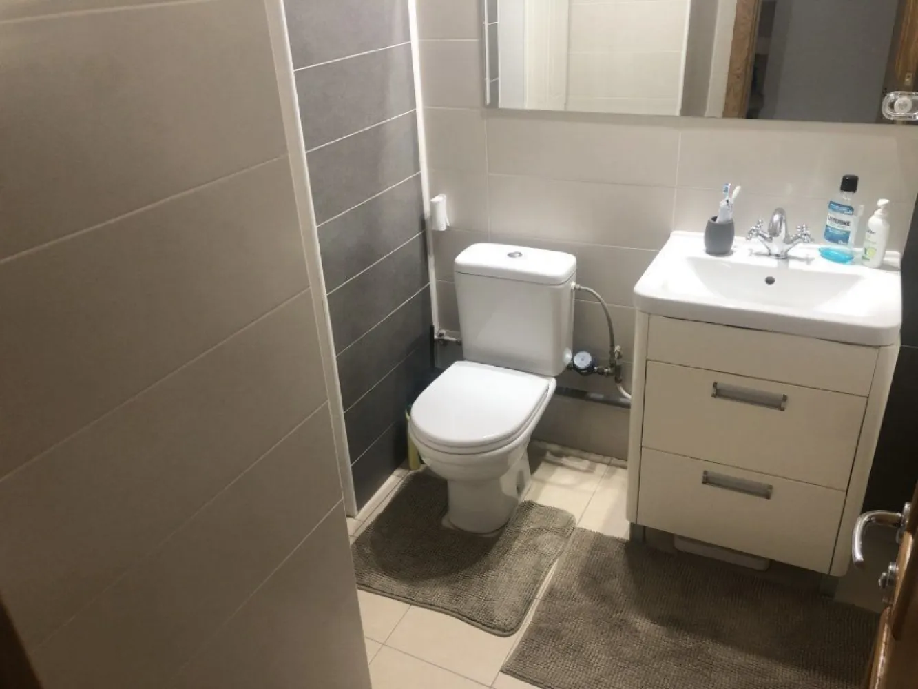 Apartament 3 Camere Petre Ispirescu - Apartament 3 Camere situat pe Strada Vicina 1, langa liceul Dimitrie Bolintineanu. Dispune de 2 dormitoare, 1 living spatios, 2 bai din care una cu cada. Balcon inchis, centrala proprie pe gaz, 3 aere conditionate, 1 debara si loc de parcare. Blocul este recent anvelopat (schelele au fost date jos in Octombrie 2020)