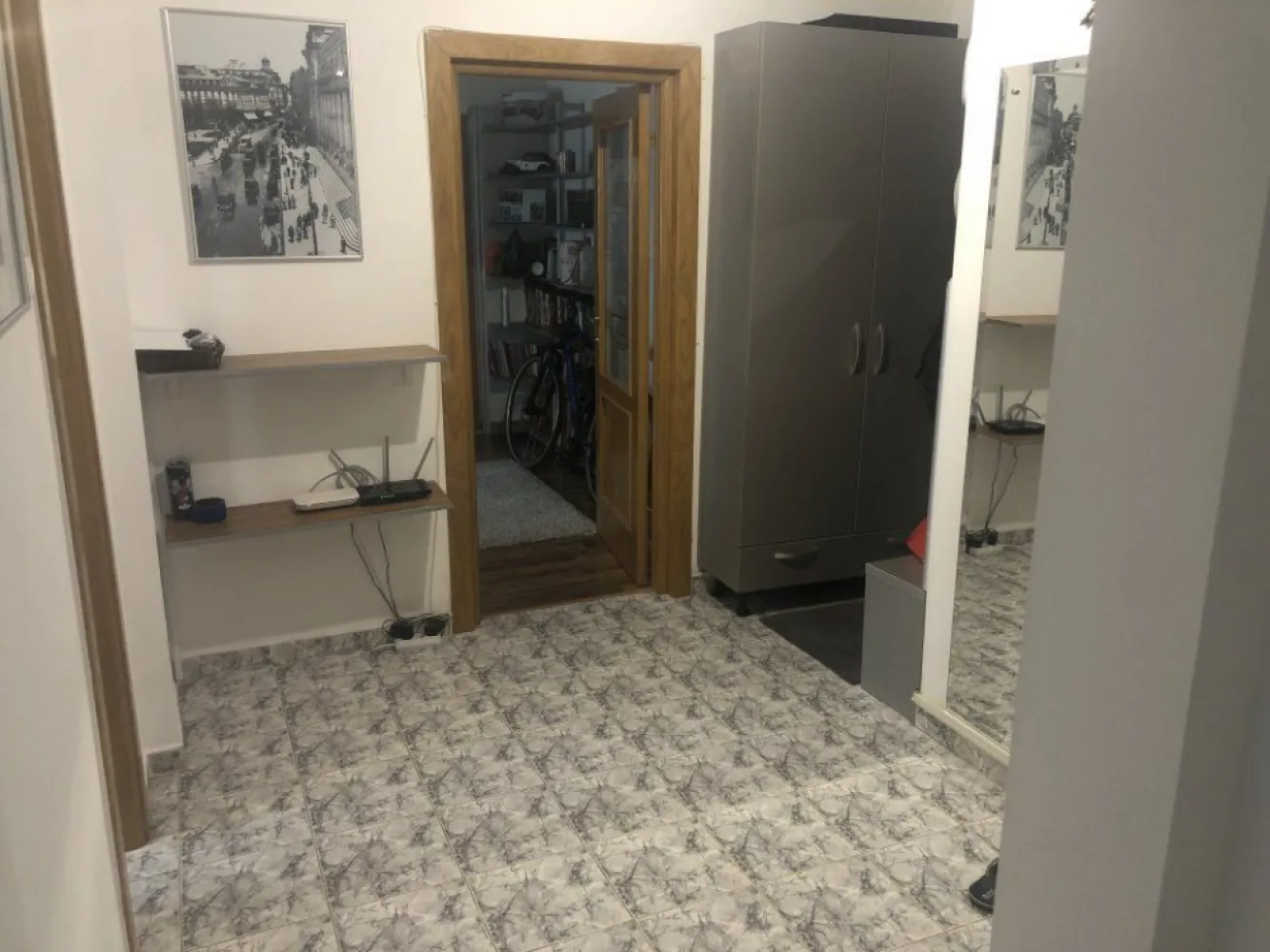 Apartament 3 Camere Petre Ispirescu - Apartament 3 Camere situat pe Strada Vicina 1, langa liceul Dimitrie Bolintineanu. Dispune de 2 dormitoare, 1 living spatios, 2 bai din care una cu cada. Balcon inchis, centrala proprie pe gaz, 3 aere conditionate, 1 debara si loc de parcare. Blocul este recent anvelopat (schelele au fost date jos in Octombrie 2020)
